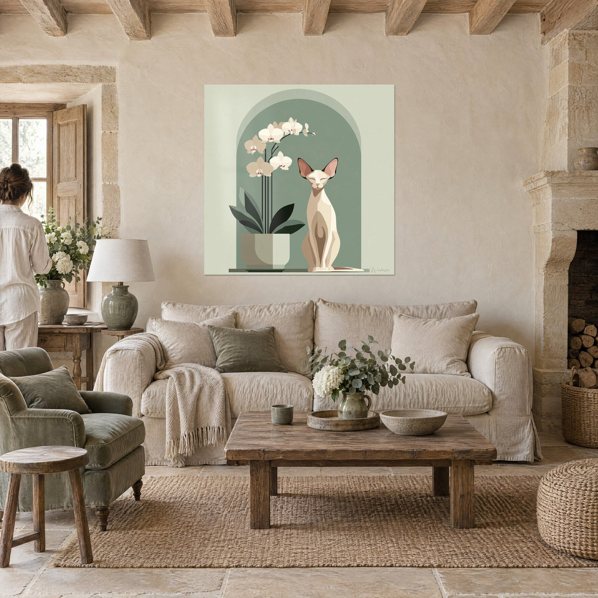 Tableau chat sphynx crème et orchidée blanche sous une niche vert sauge, couple de dos, au-dessus d'un canapé dans un salon lumineux