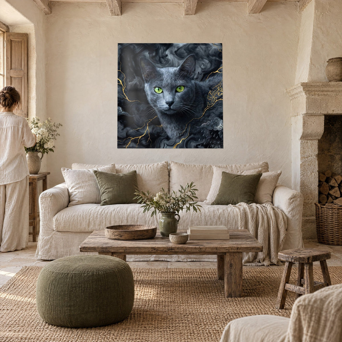 Cuadro gato Korat de ojos verde anís entre volutas de humo gris y vetas doradas, encima de un sofá en un salón luminoso