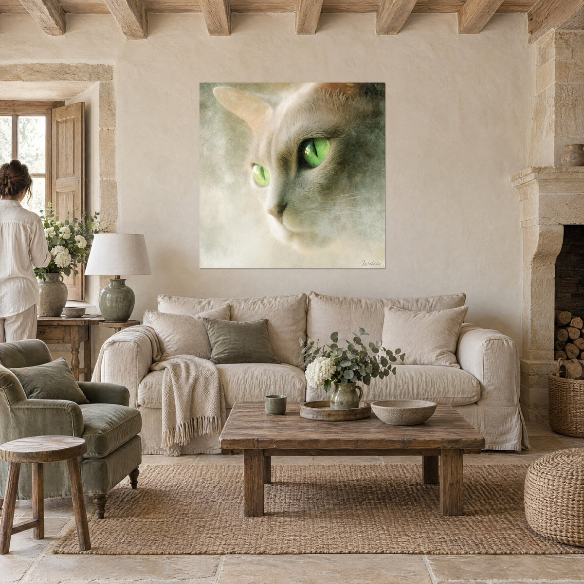 Gemälde einer grau-perlfarbenen Burmilla-Katze mit apfelgrünen Augen, nebliger beigefarbener Hintergrund, Person von hinten, über einem Sofa in einem hellen Wohnzimmer