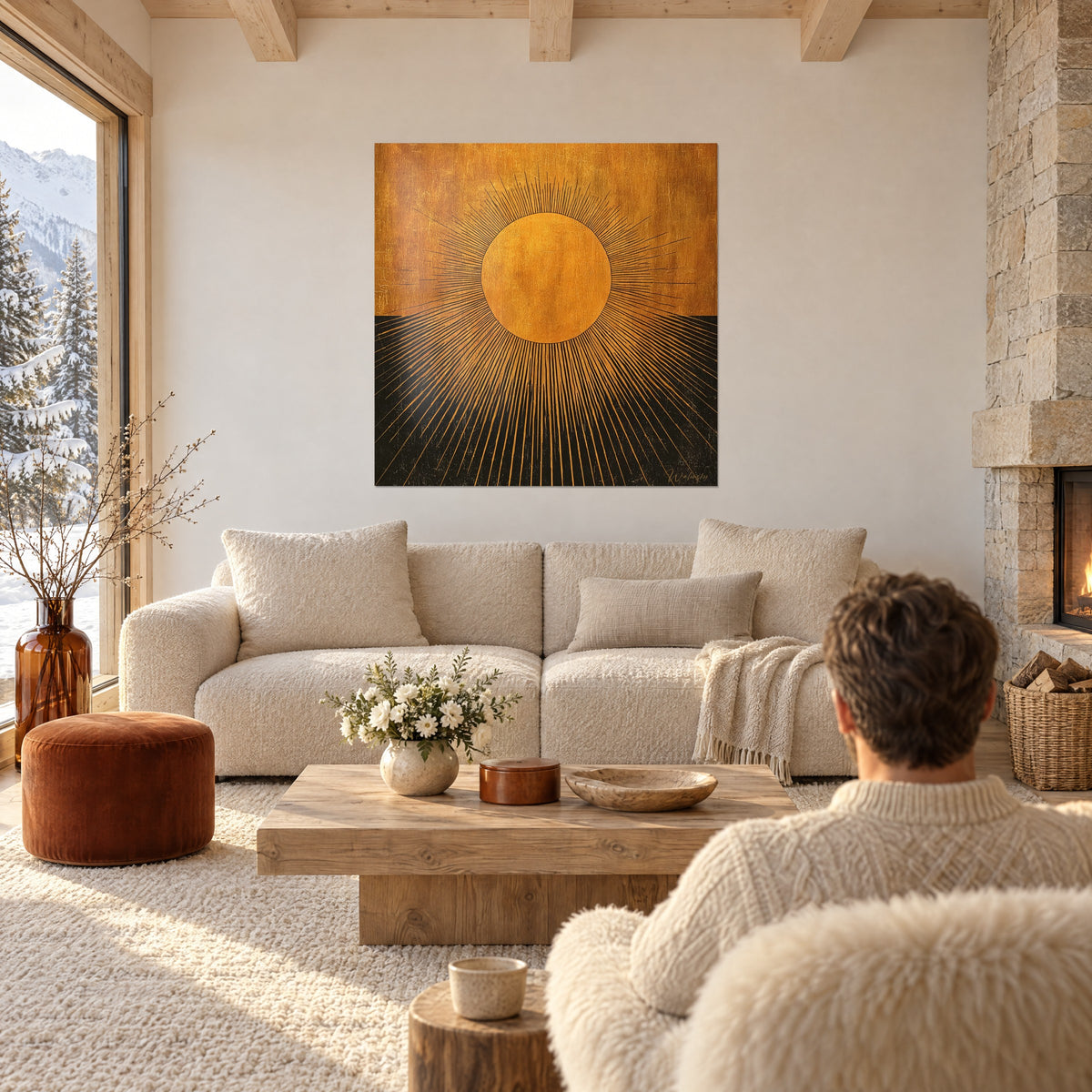 Tableau soleil doré aux rayons gravés sur fond noir, ocre et orange, au-dessus d'un canapé dans un salon lumineux
