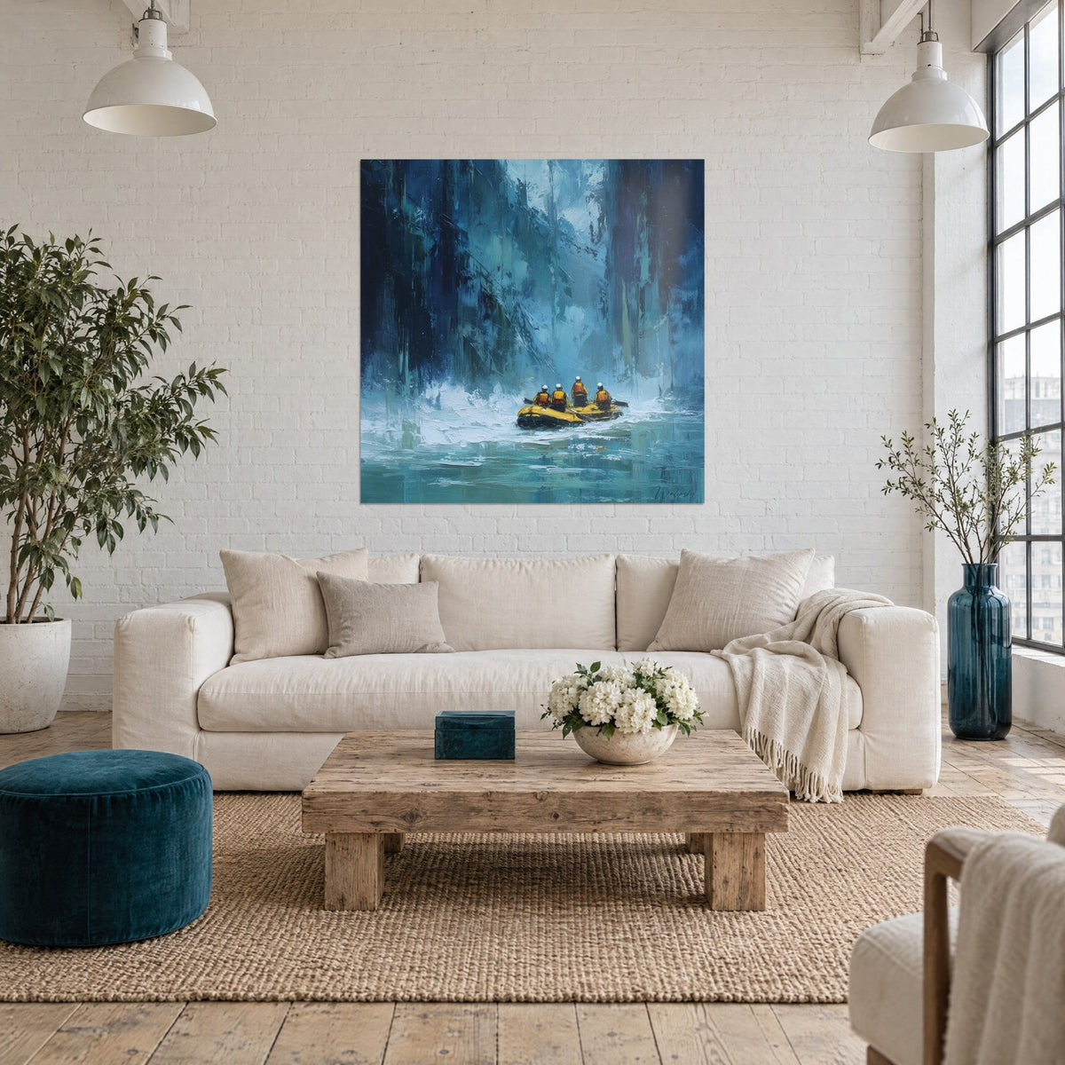 Tableau radeau jaune filant sur l'écume blanche entre parois bleu nuit et turquoise, au-dessus d'un canapé dans un salon lumineux