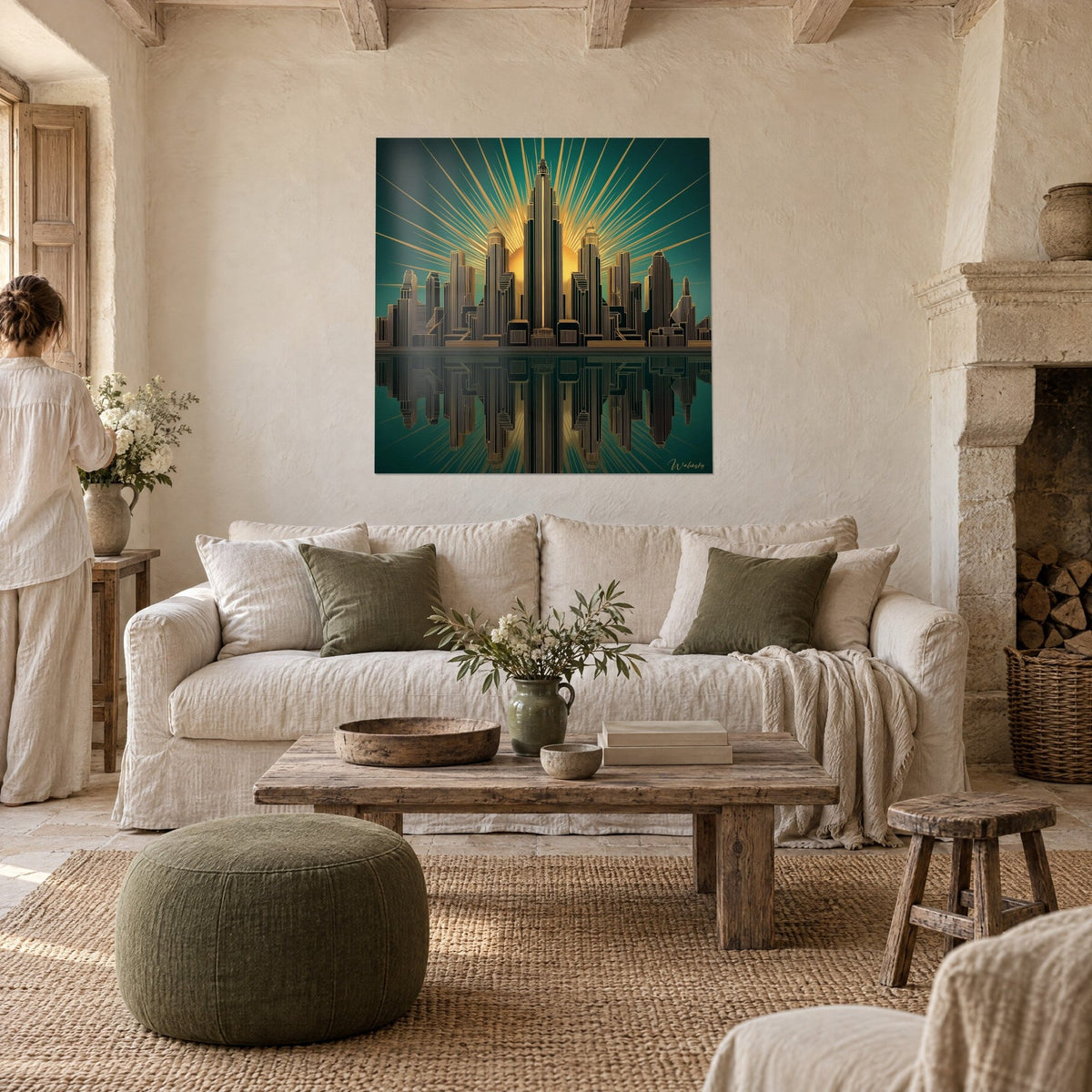 Tableau gratte-ciel Art Déco aux rayons dorés sur fond vert émeraude, reflet dans l'eau, au-dessus d'un canapé dans un salon lumineux