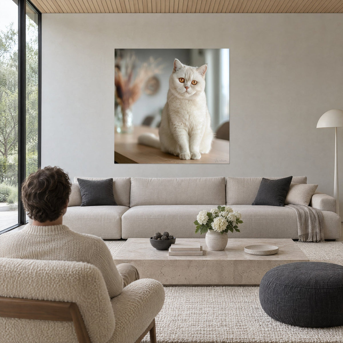 Πίνακας γάτα British Shorthair κρεμ με κεχριμπαρένια μάτια, ελεφαντοστέινη γούνα, αποξηραμένη ανθοδέσμη σε καστανοκόκκινο τόνο, πάνω από καναπέ σε φωτεινό σαλόνι
