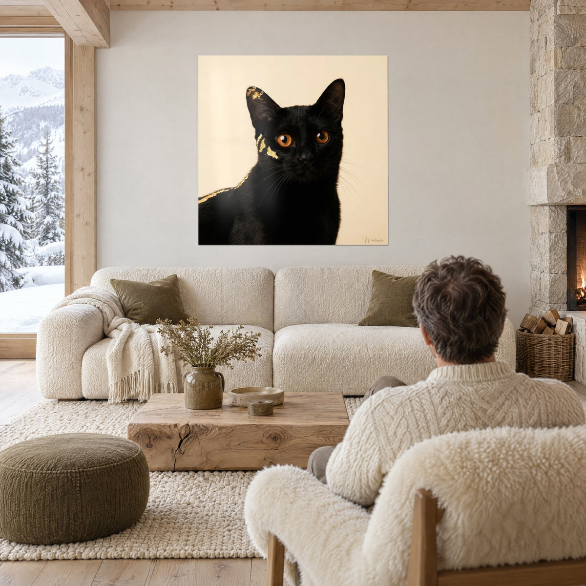 Gemälde schwarze Bombay-Katze mit kupferfarbenen Augen und Goldglitter auf cremefarbenem Hintergrund, gegenüber einem Paar, über dem Sofa in einem hellen Wohnzimmer
