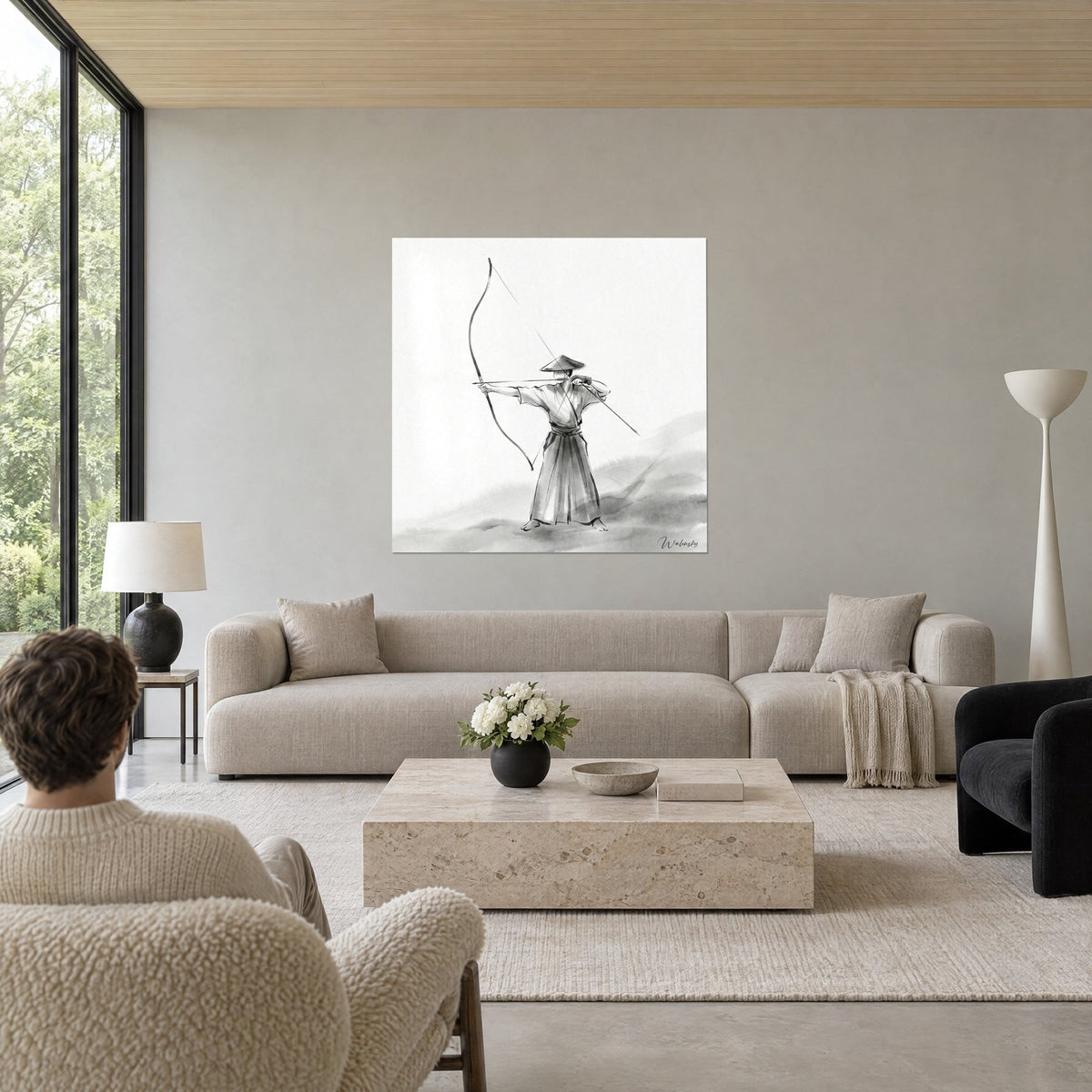 Schilderij van een samurai-boogschutter die zijn boog spant, grijze hakama en kegelvormige hoed op een ivoorkleurige achtergrond, boven een bank in een lichte woonkamer