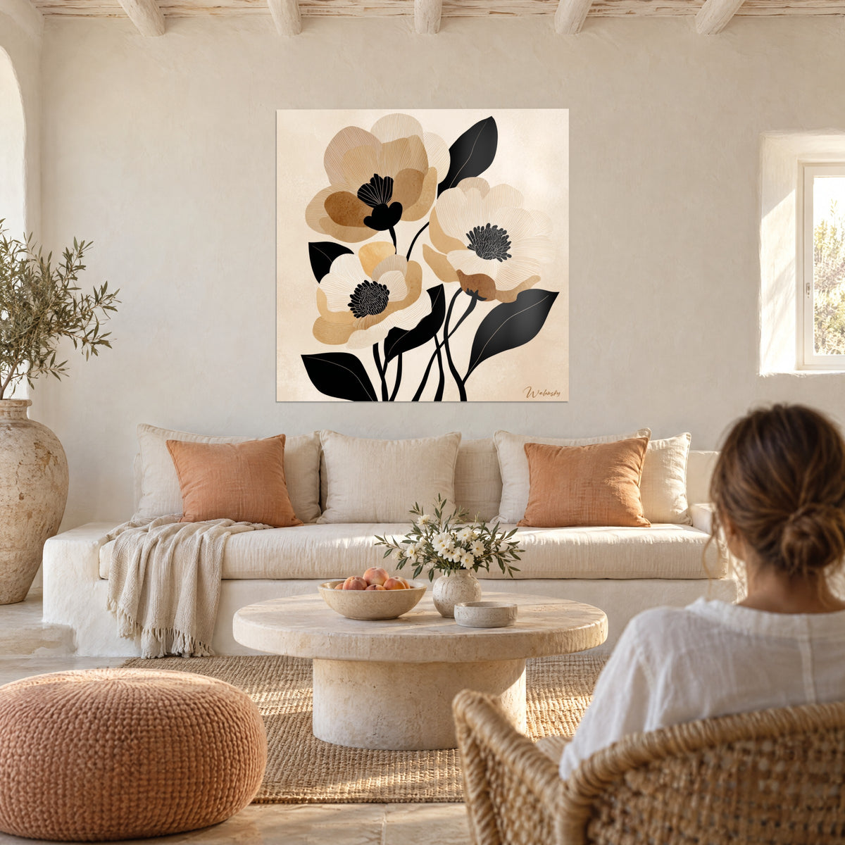 Cuadro tres flores estilizadas en ocre y crema con hojas negras, estambres oscuros en el centro, sobre un sofá en un salón luminoso