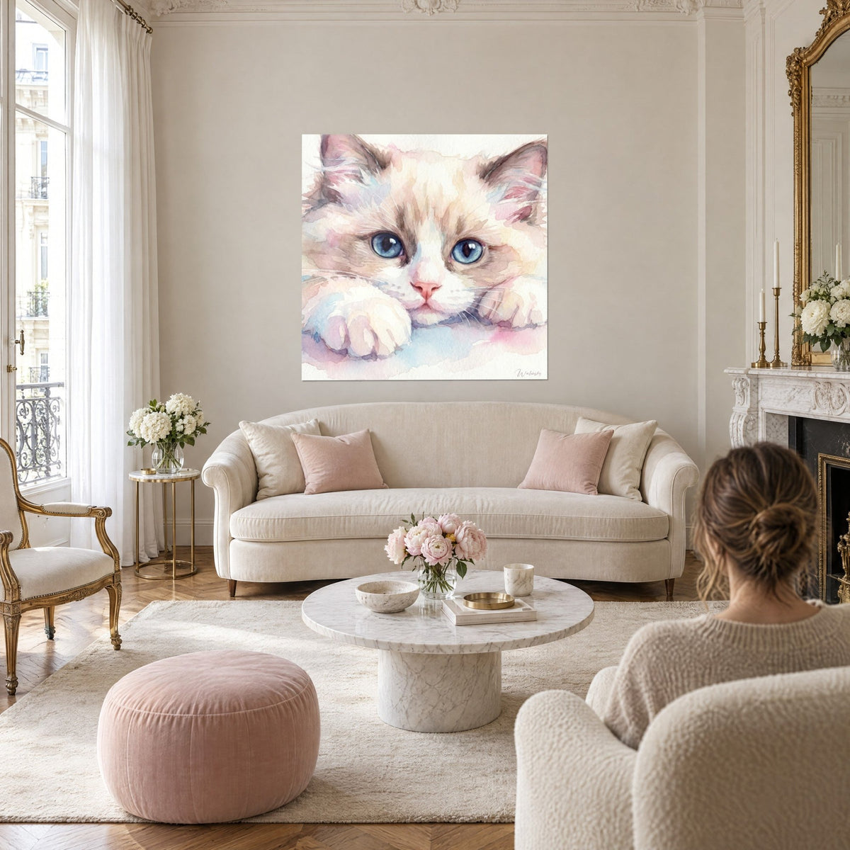 Gemälde Ragdoll-Kätzchen mit azurblauen Augen und rosa Schnäuzchen, Aquarell in Cremetönen, eine Frau von hinten, über einem Sofa in einem hellen Wohnzimmer