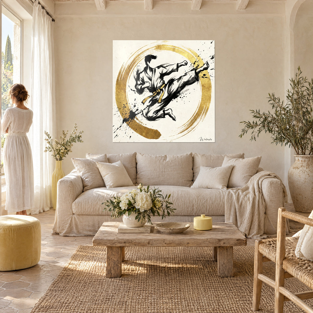 Schilderij van een karateka in vliegende trap, zwarte gi en gouden band, okerkleurige inktcirkel, boven een bank in een lichte woonkamer