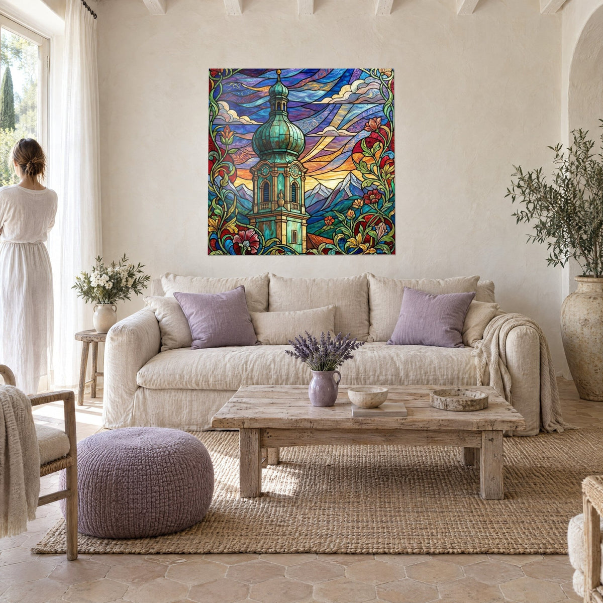 Tableau clocher à bulbe vert-de-gris en vitrail, ciel violet et or, fleurs rouges, au-dessus d'un canapé dans un salon lumineux