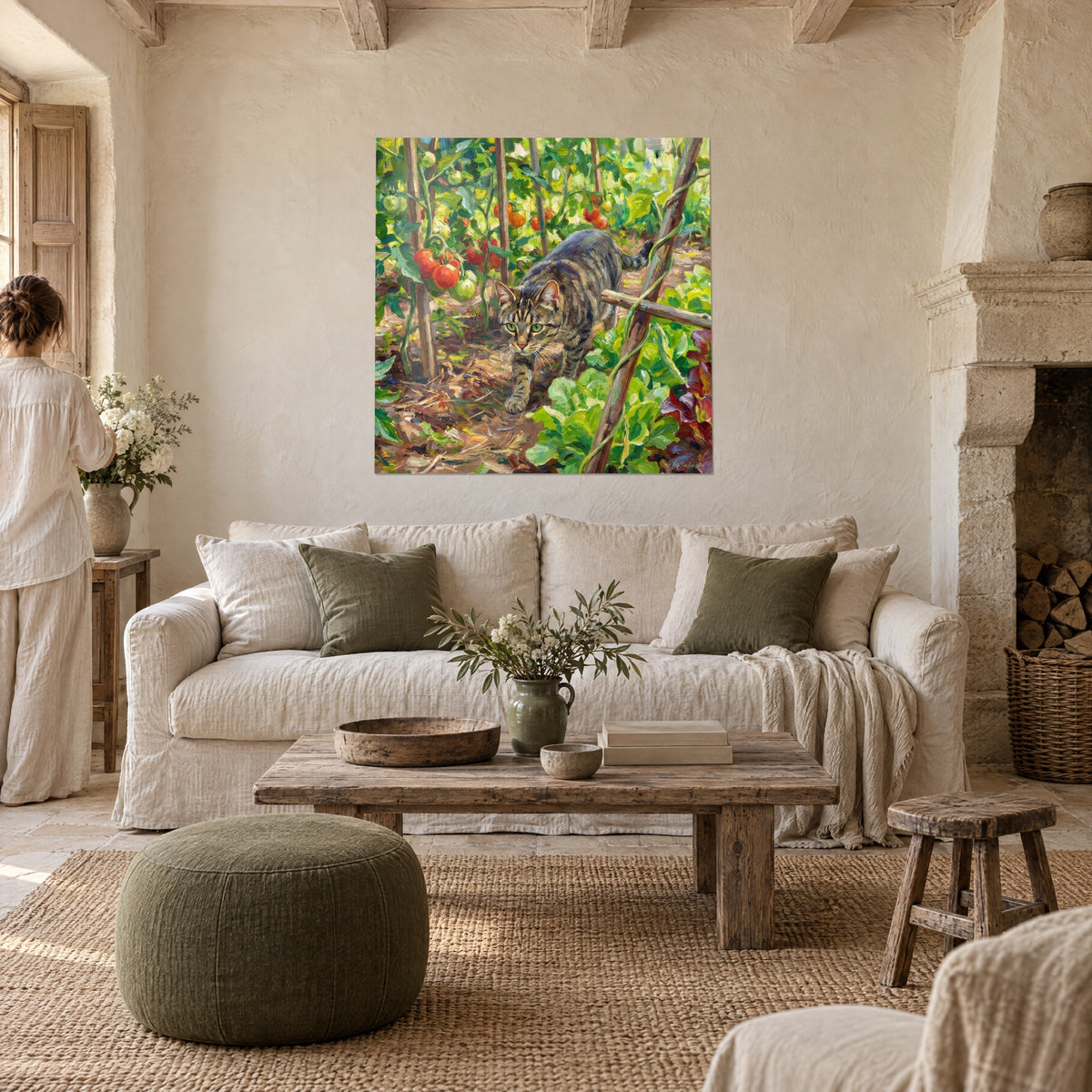 Schilderij Getijgerde kat met groene ogen die tussen rode tomaten en sla glipt, boven een bank in een lichte woonkamer