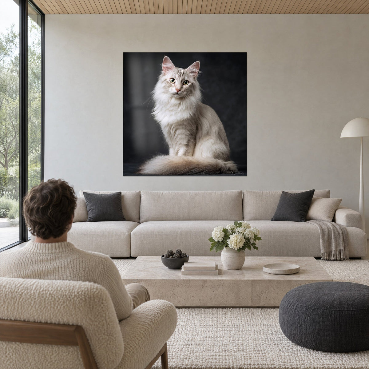 Gemälde Turkish-Angora-Katze mit cremeweißem Fell und grünen Augen, anthrazitfarbener Hintergrund, über einem Sofa in einem hellen Wohnzimmer