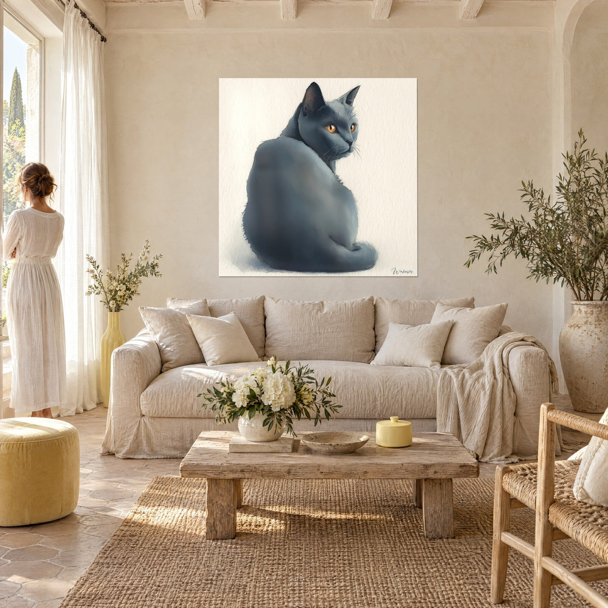 Tableau chat chartreux gris-bleu tournant la tête, yeux ambre, fond crème, au-dessus d'un canapé dans un salon lumineux