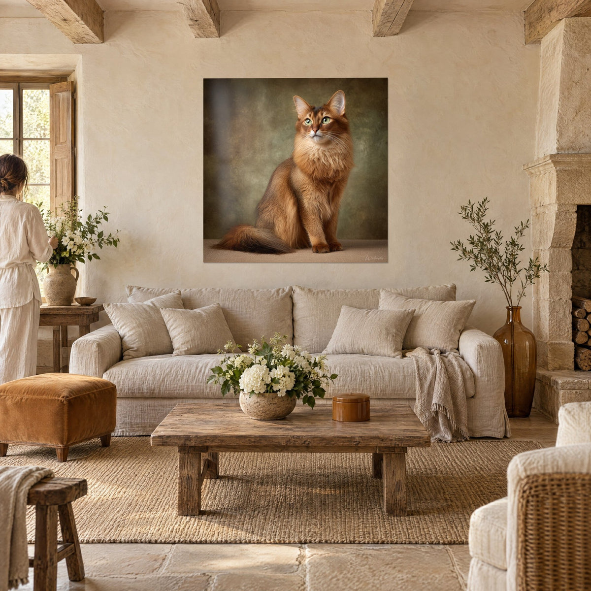 Gemälde Somali-Katze rötlich sitzend, sanfte grüne Augen, patinierter braungrüner Hintergrund, über einem Sofa in einem hellen Wohnzimmer