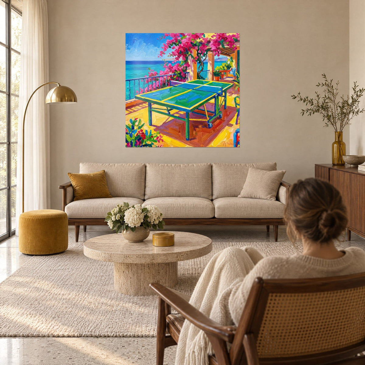 Tableau table de ping-pong verte et bleue sous une pergola de bougainvilliers roses, mer turquoise, au-dessus d'un canapé dans un salon lumineux