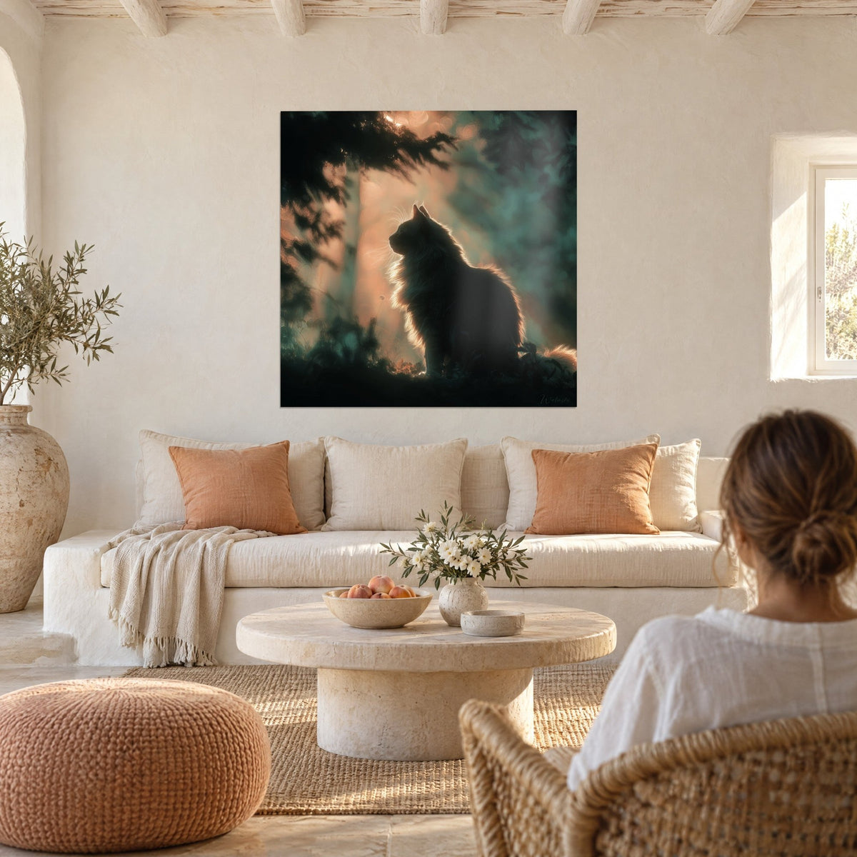 Tableau chat sibérien en contre-jour, pelage doré et vert sapin, au-dessus d'un canapé dans un salon lumineux