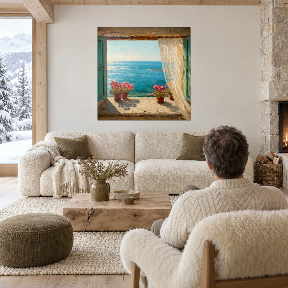 Gemälde Fensteröffnung mit Blick auf ein türkisfarbenes Meer, wassergrüner Fensterladen, leuchtend rosa Geranien, Person von hinten, über einem Sofa in einem hellen Wohnzimmer