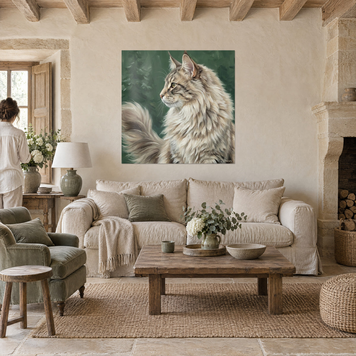 Gemälde Norwegische Waldkatze mit cremefarbenem und beigem Fell vor tannengrünem Hintergrund, über einem Sofa in einem hellen Wohnzimmer
