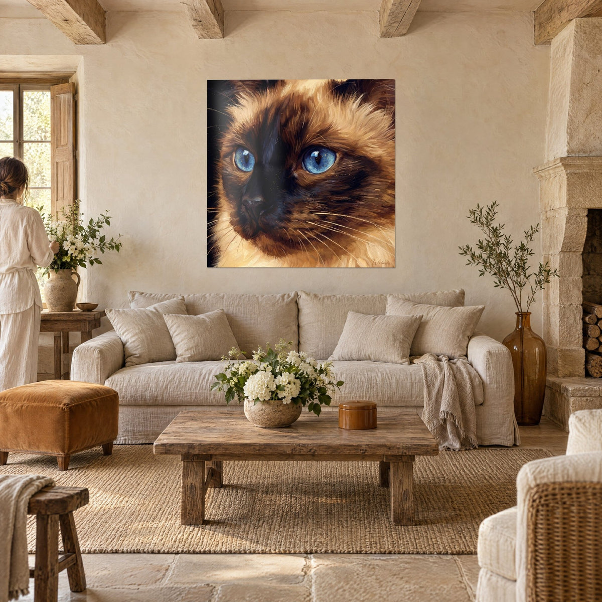 Quadro gatto balinese dagli occhi blu, muso marrone cioccolato e pelliccia crema, coppia di spalle sopra un divano in un soggiorno luminoso