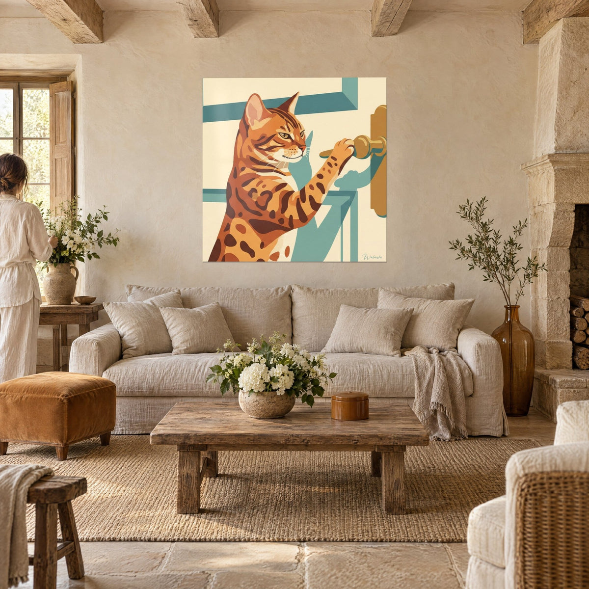 Tableau félin bengal roux tacheté, patte levée vers une poignée de porte laiton, fond crème et bleu sarcelle, au-dessus d'un canapé dans un salon lumineux