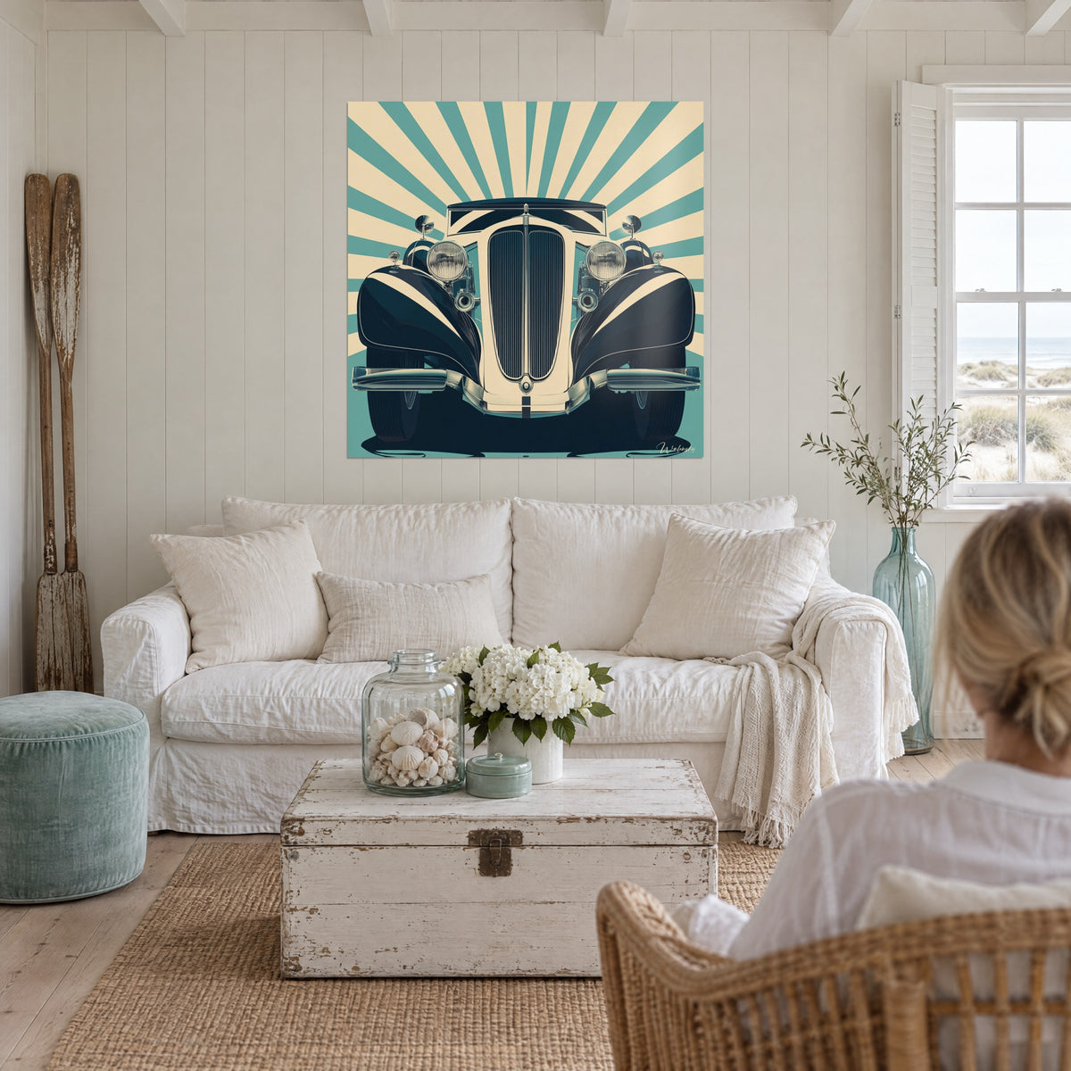 Cuadro limusina Art Déco vista de frente, rayos crema y azul turquesa, encima de un sofá en un salón luminoso