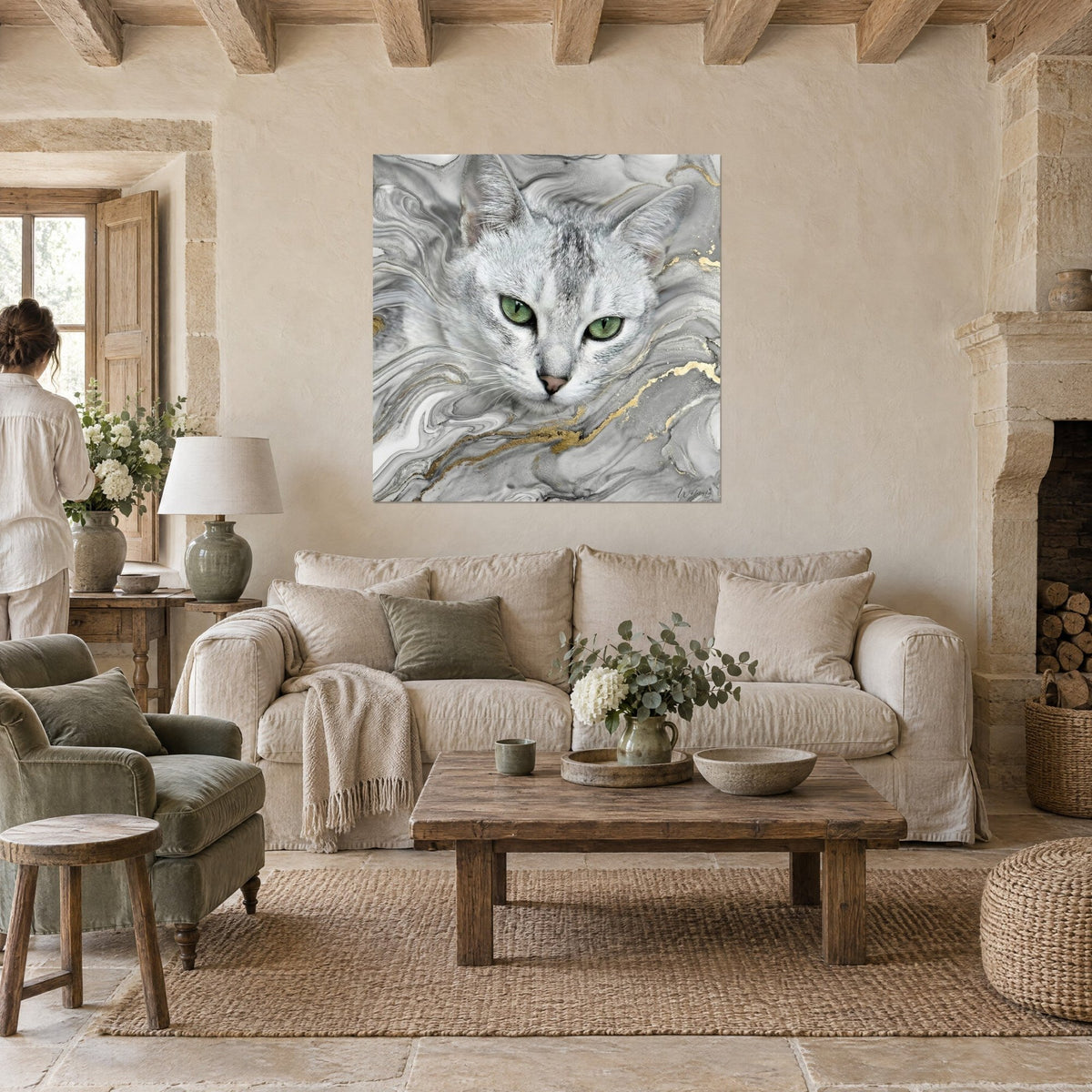 Quadro gatto burmilla argentato dagli occhi verdi, venature dorate nel marmo grigio, sopra un divano in un soggiorno luminoso