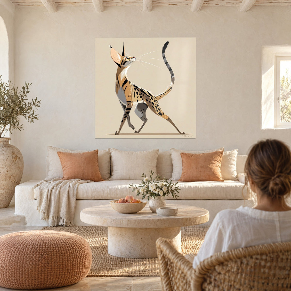 Tableau félin tacheté à la robe sable et noire, queue annelée dressée, au-dessus d'un canapé dans un salon lumineux