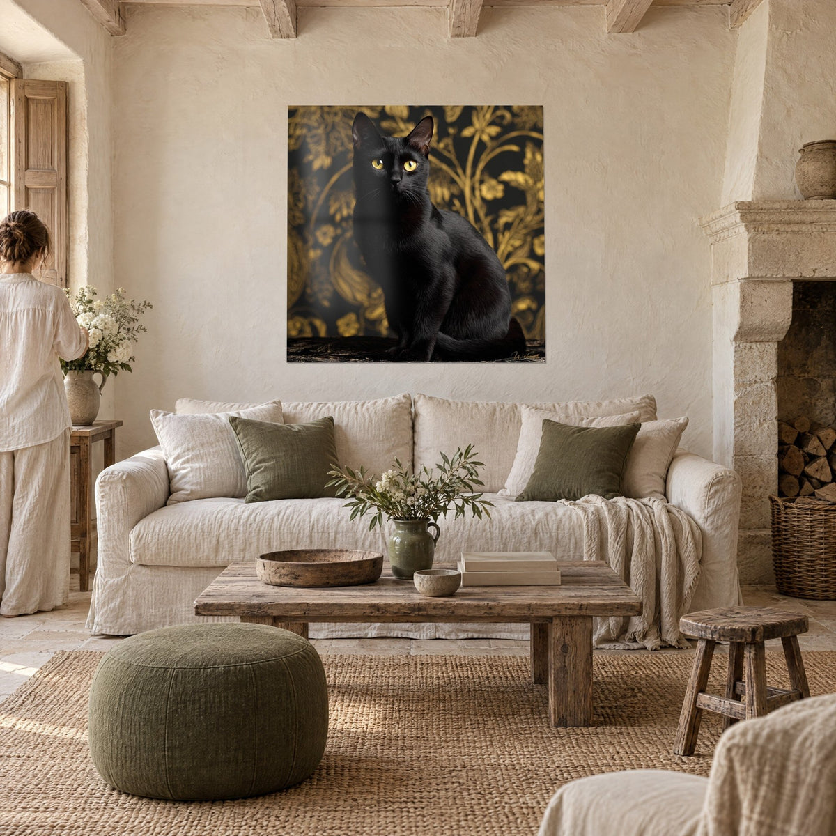 Quadro gatto nero dagli occhi gialli, seduto su sfondo nero con motivi floreali dorati, sopra un divano in un soggiorno luminoso