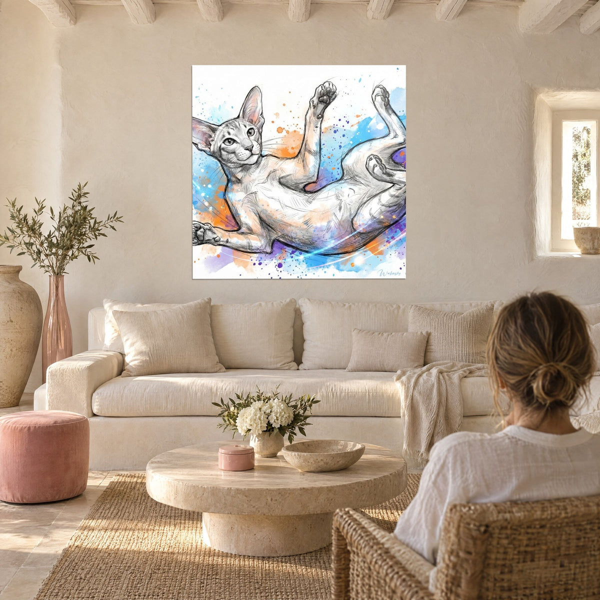 Schilderij Oosterse kat met gebogen rug en poten in de lucht, hemelsblauwe en oranje spatten, boven een bank in een lichte woonkamer