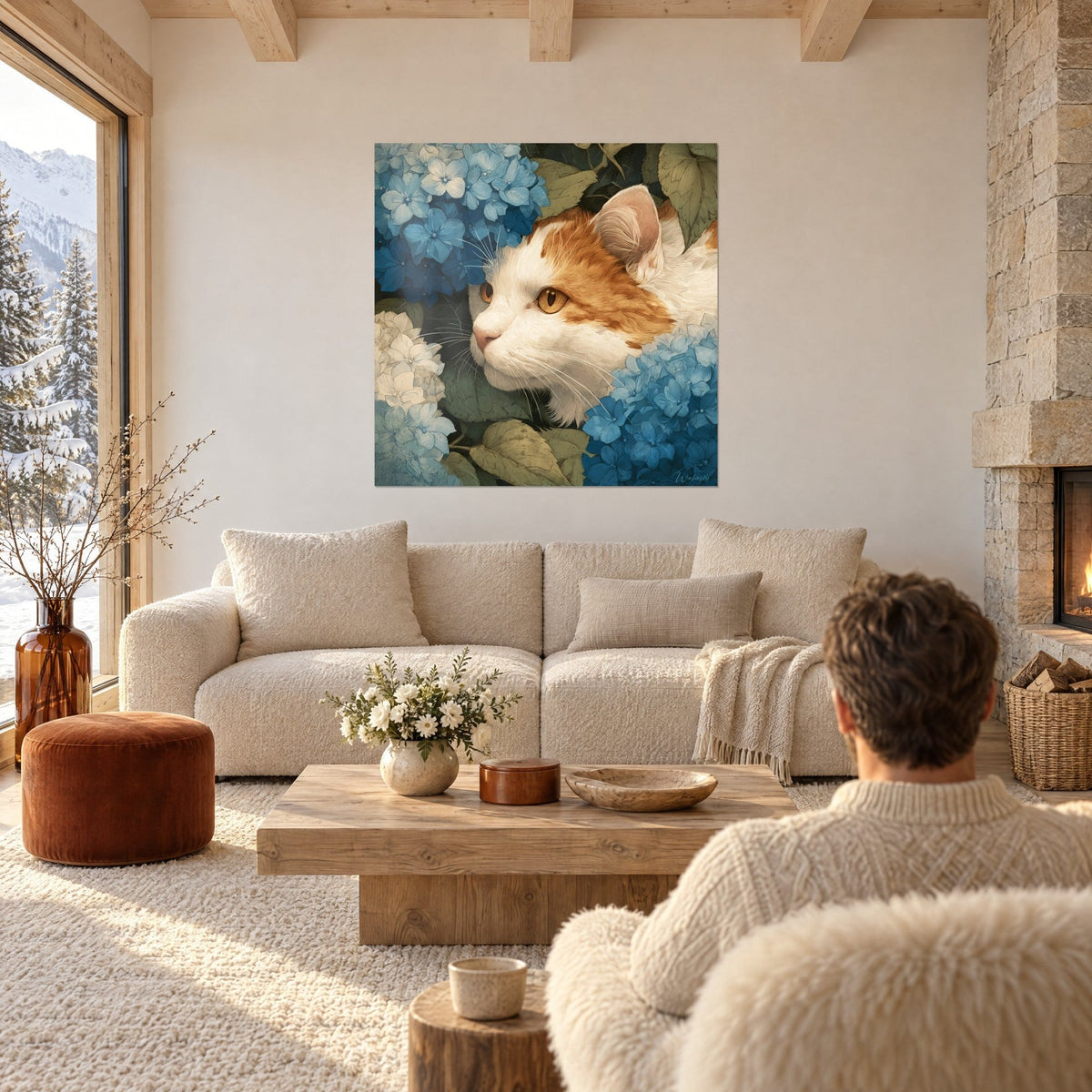 Schilderij van een rood-witte kat met amberkleurige ogen opgekruld tussen blauwe hortensia's, boven een bank in een lichte woonkamer