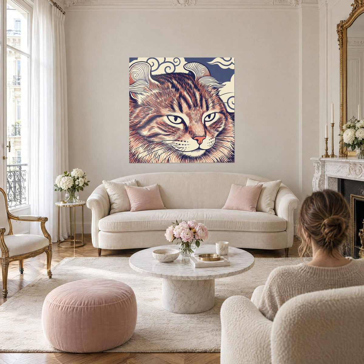 Tableau chat American Curl roux aux oreilles en spirale, traits indigo et corail, au-dessus d'un canapé dans un salon lumineux