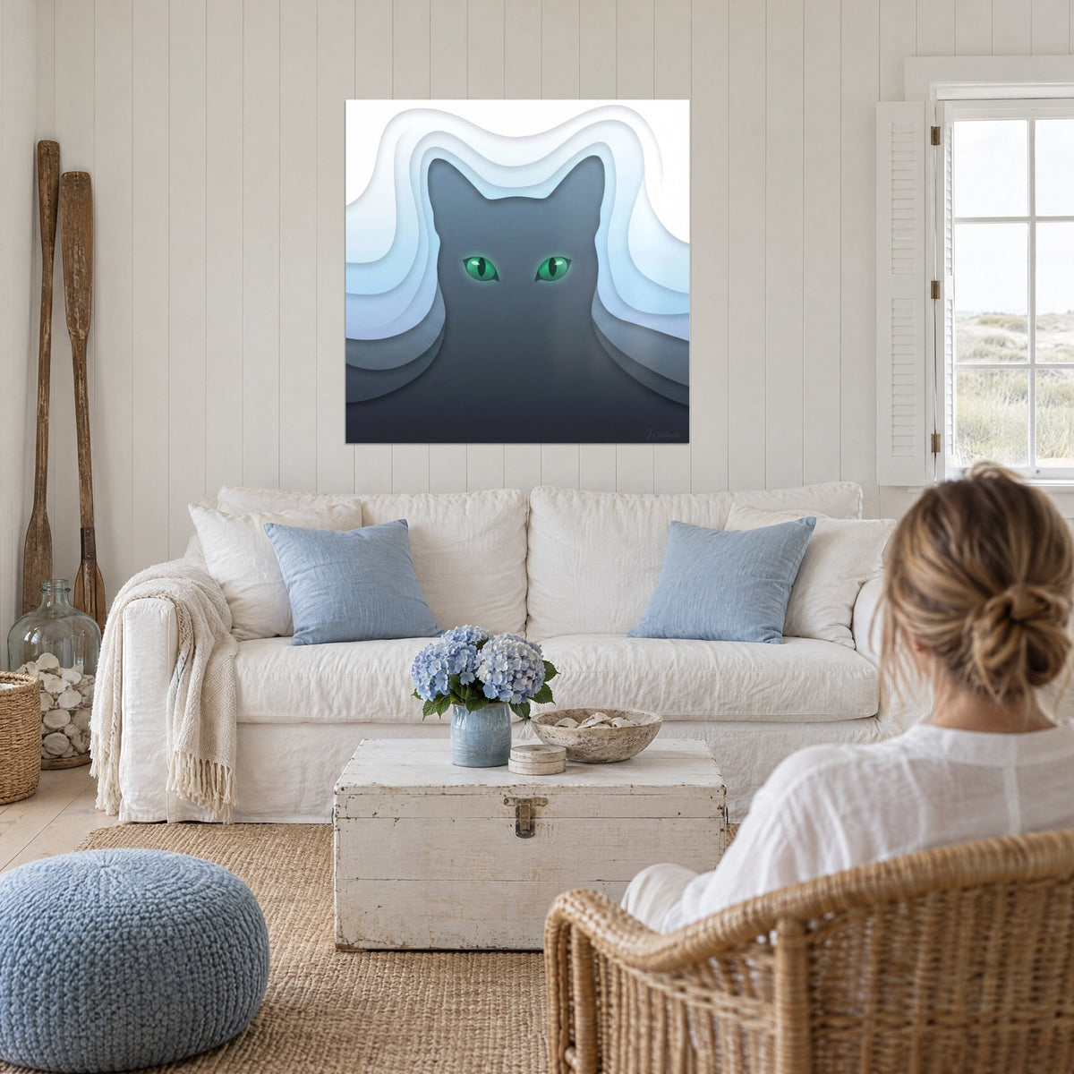 Schilderij Russisch Blauwe kat met smaragdgroene ogen op hemelsblauwe golven, boven een bank in een lichte woonkamer