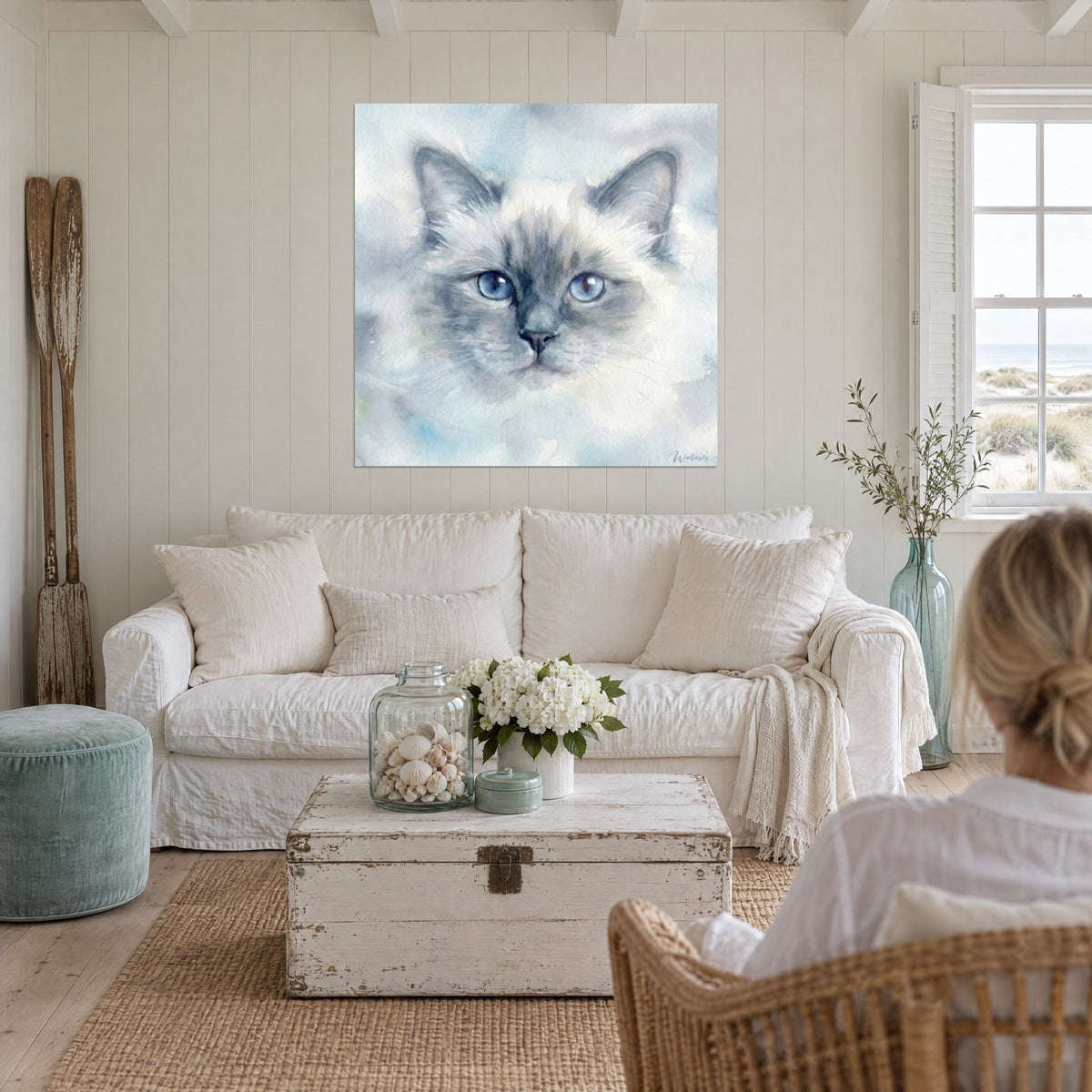 Schilderij portret van een Birmaanse kat, saffierblauwe ogen, leigrijze snuit op een bewolkte achtergrond, boven een bank in een lichte woonkamer