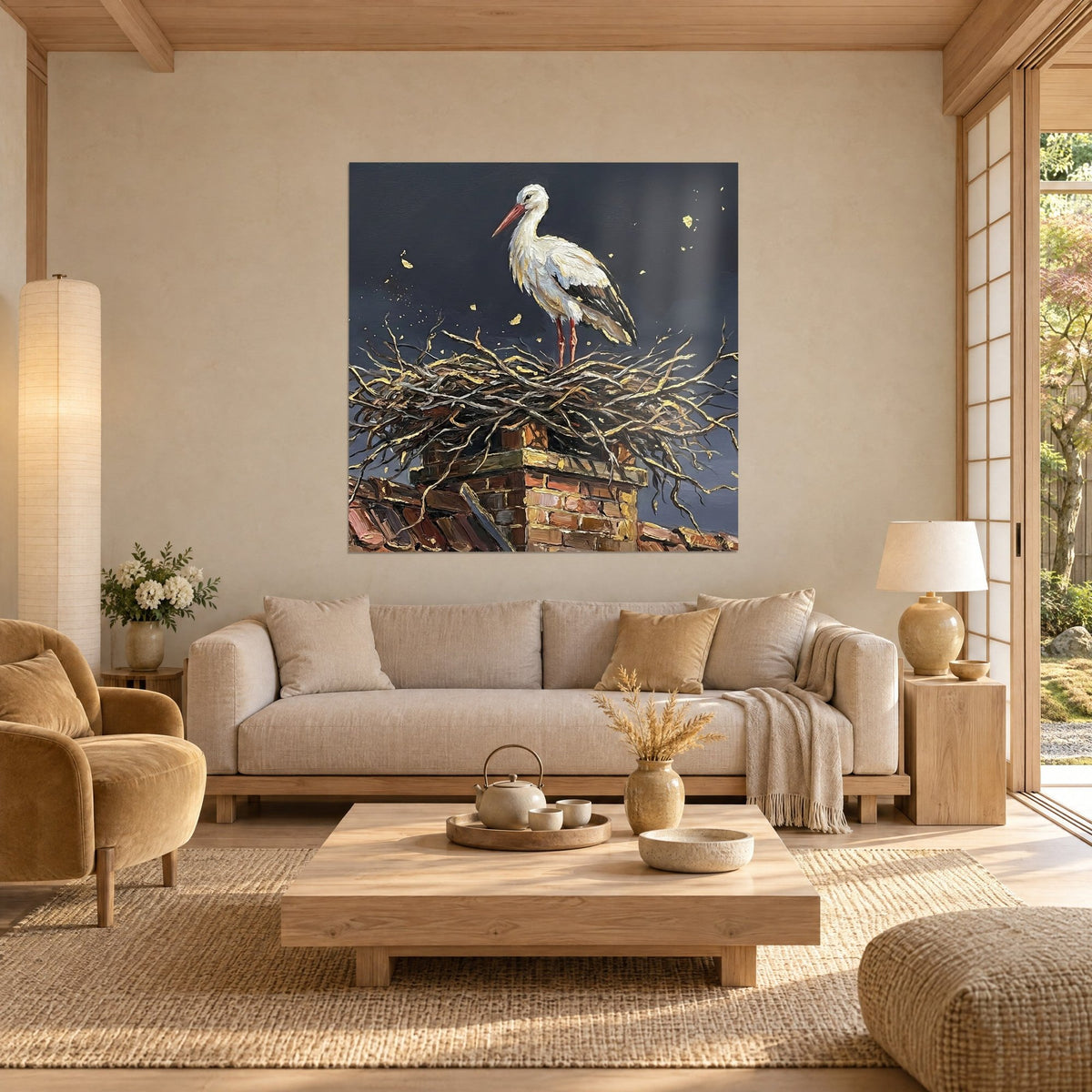 Tableau cigogne blanche au bec rouge sur son nid de branches dorées, ciel bleu nuit, au-dessus d'un canapé dans un salon lumineux