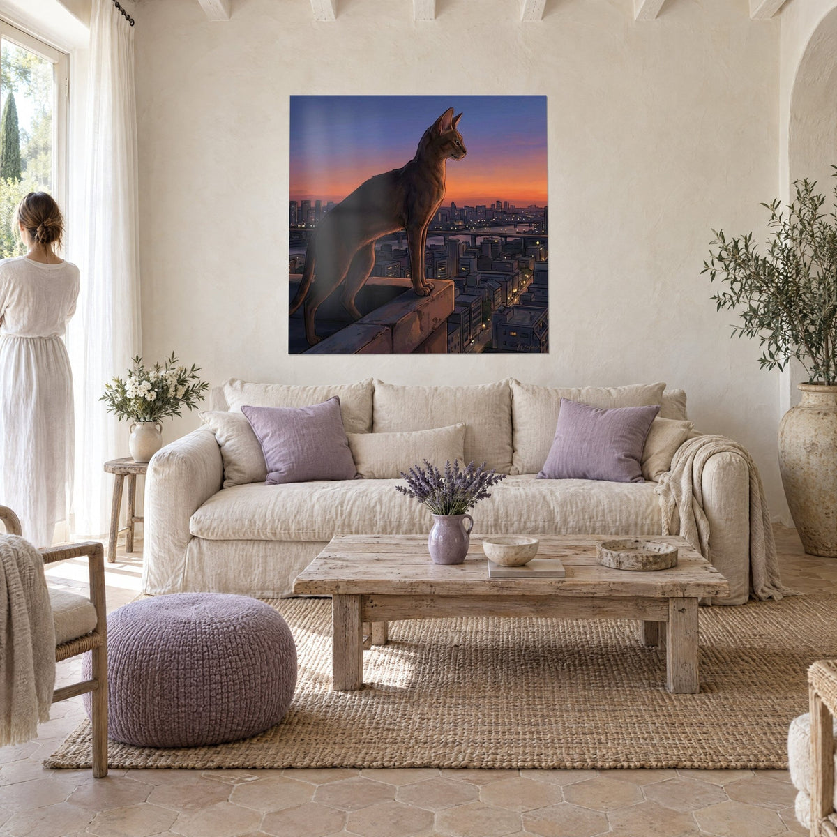 Tableau chat Chausie roux dressé sur un muret, ciel orange et violet, silhouette de dos au-dessus d'un canapé dans un salon lumineux