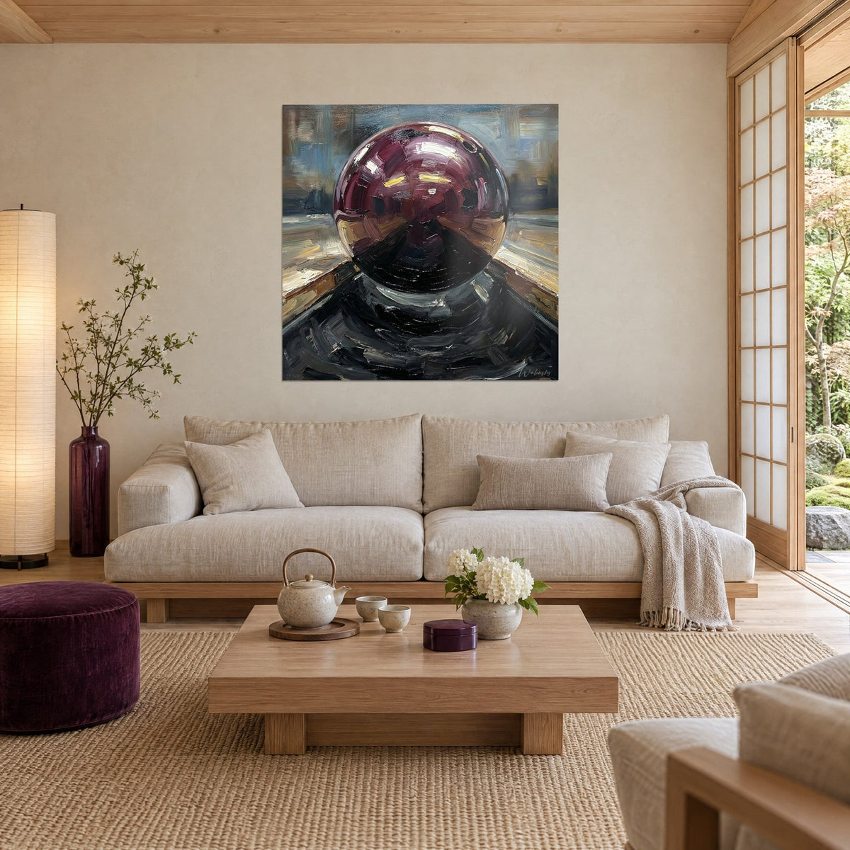 Tableau sphère miroir prune reflétant une fenêtre, fond bleu-gris et ocre, touches épaisses, au-dessus d'un canapé dans un salon lumineux