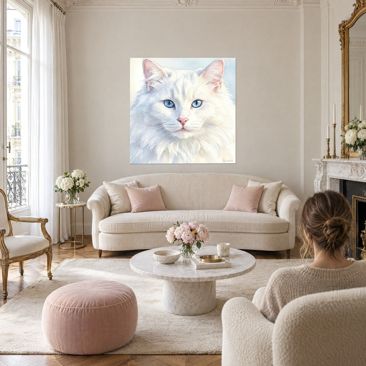 Gemälde weiße Angorakatze mit blauen Augen in Aquarell, rosa Nase und perlmuttfarbene Ohren, über einem Sofa in einem hellen Wohnzimmer