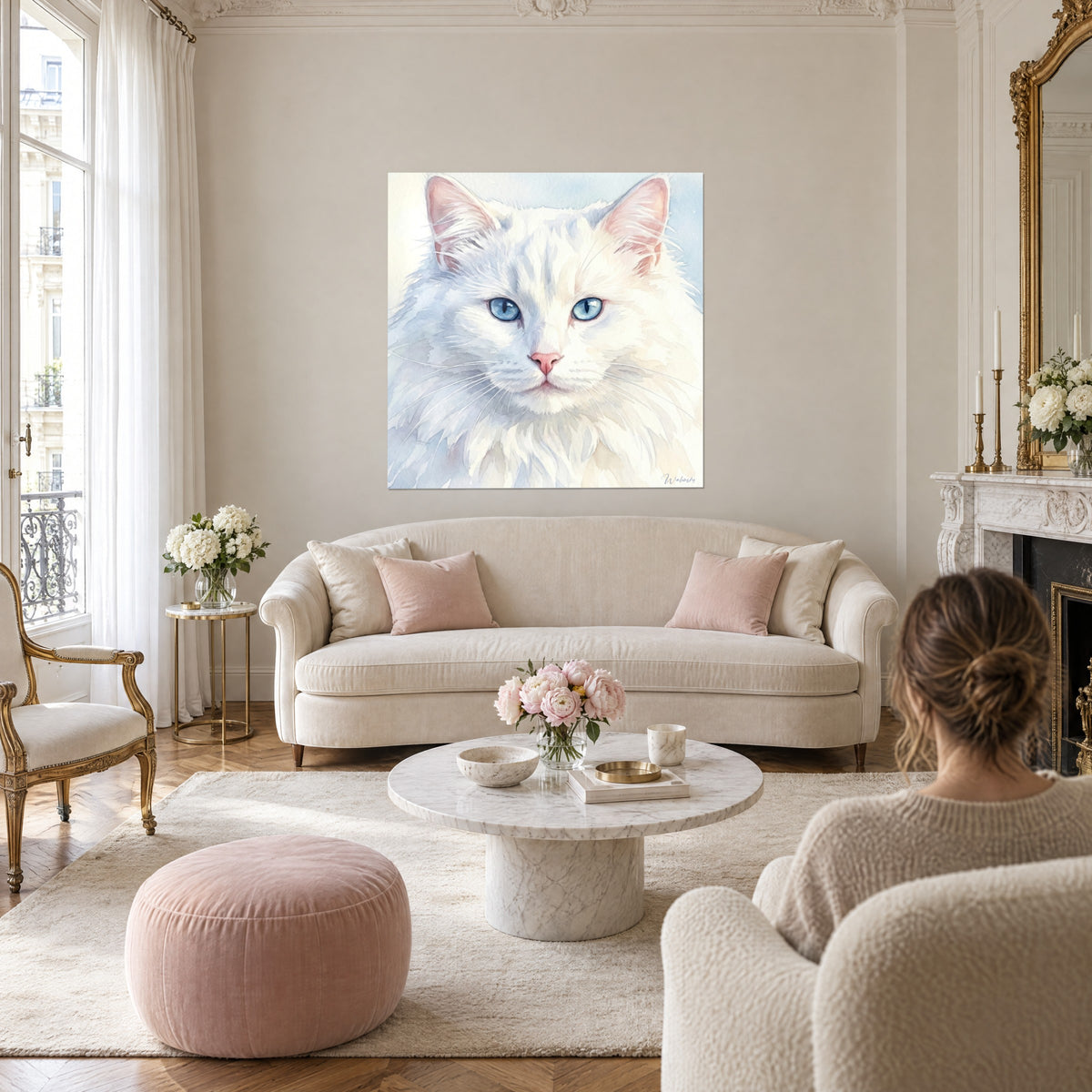 Πίνακας λευκή γάτα angora με γαλάζια μάτια σε ακουαρέλα, ροζ μύτη και περλέ αυτιά, πάνω από καναπέ σε φωτεινό σαλόνι