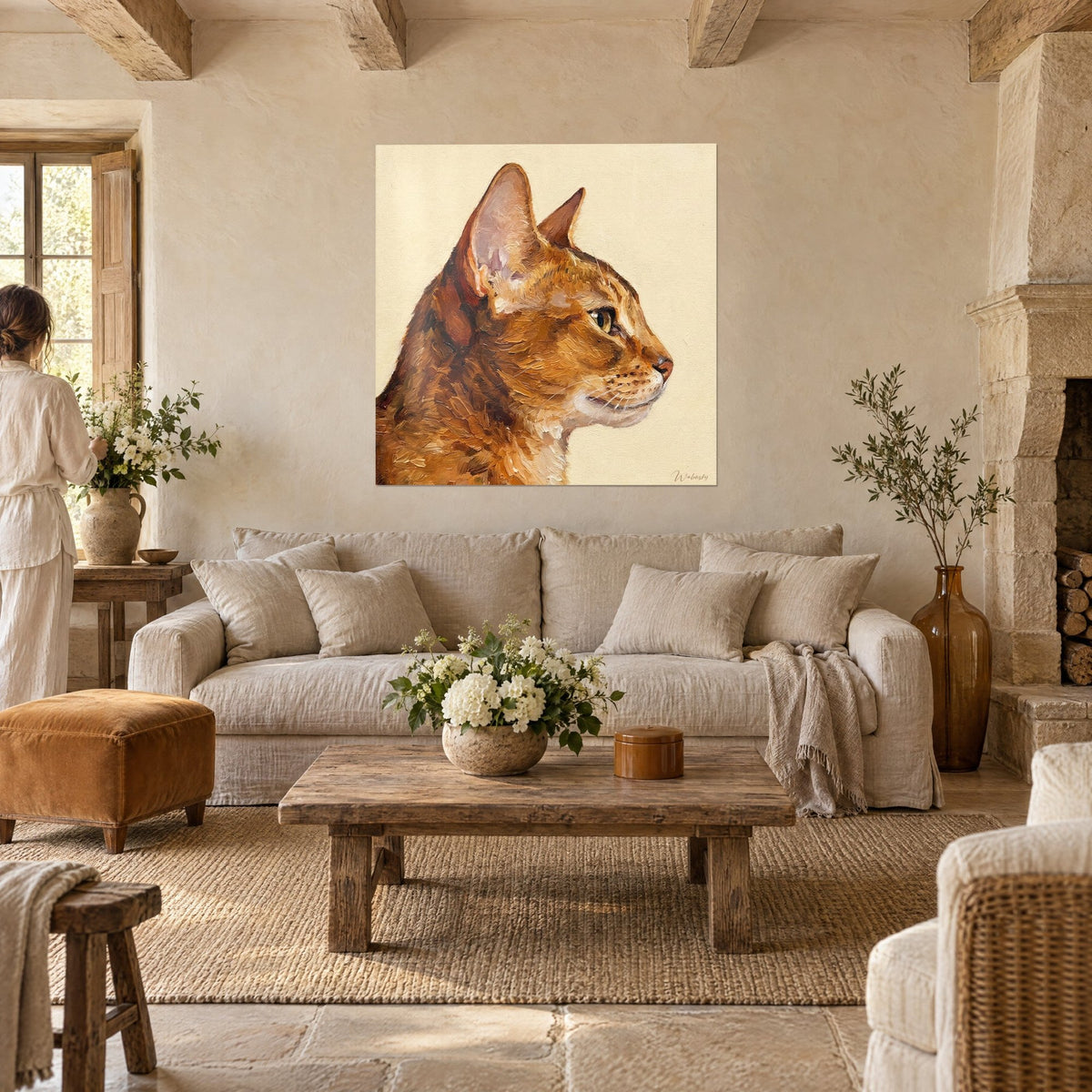 Tableau chat abyssin de profil, pelage roux et miel, œil ambré, deux personnes de dos au-dessus d'un canapé dans un salon lumineux