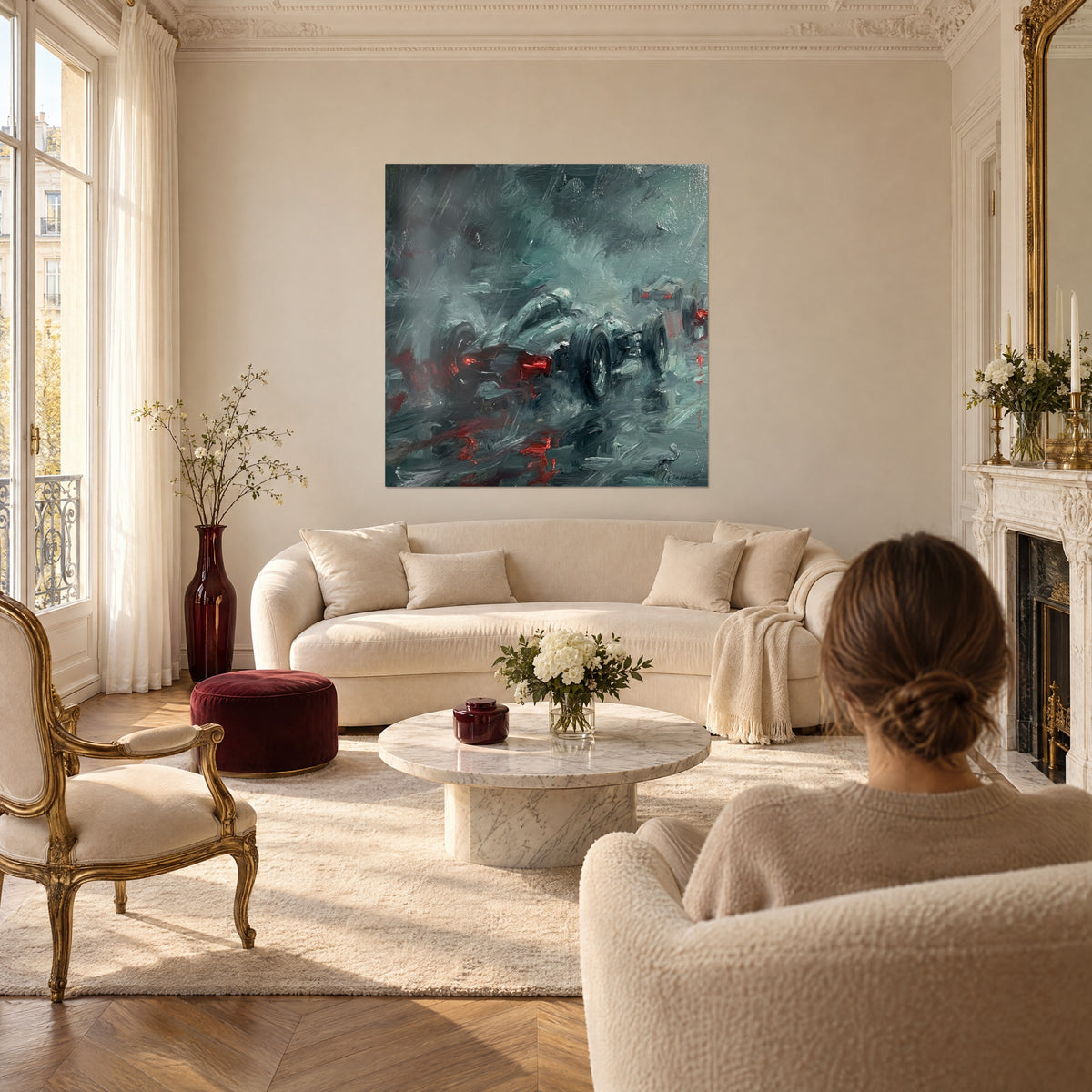 Tableau monoplace argentée dérapant sous l'averse, feux rouges dans la brume grise, femme de dos au-dessus d'un canapé dans un salon lumineux