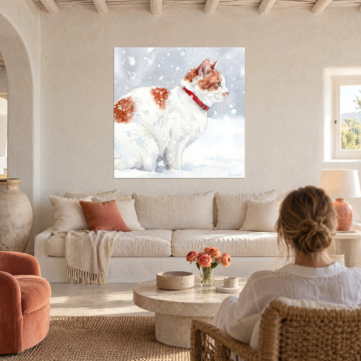 Quadro gatto bianco a macchie rossicce sotto i fiocchi di neve, collare rosso, sfondo grigio-azzurro, sopra un divano in un soggiorno luminoso