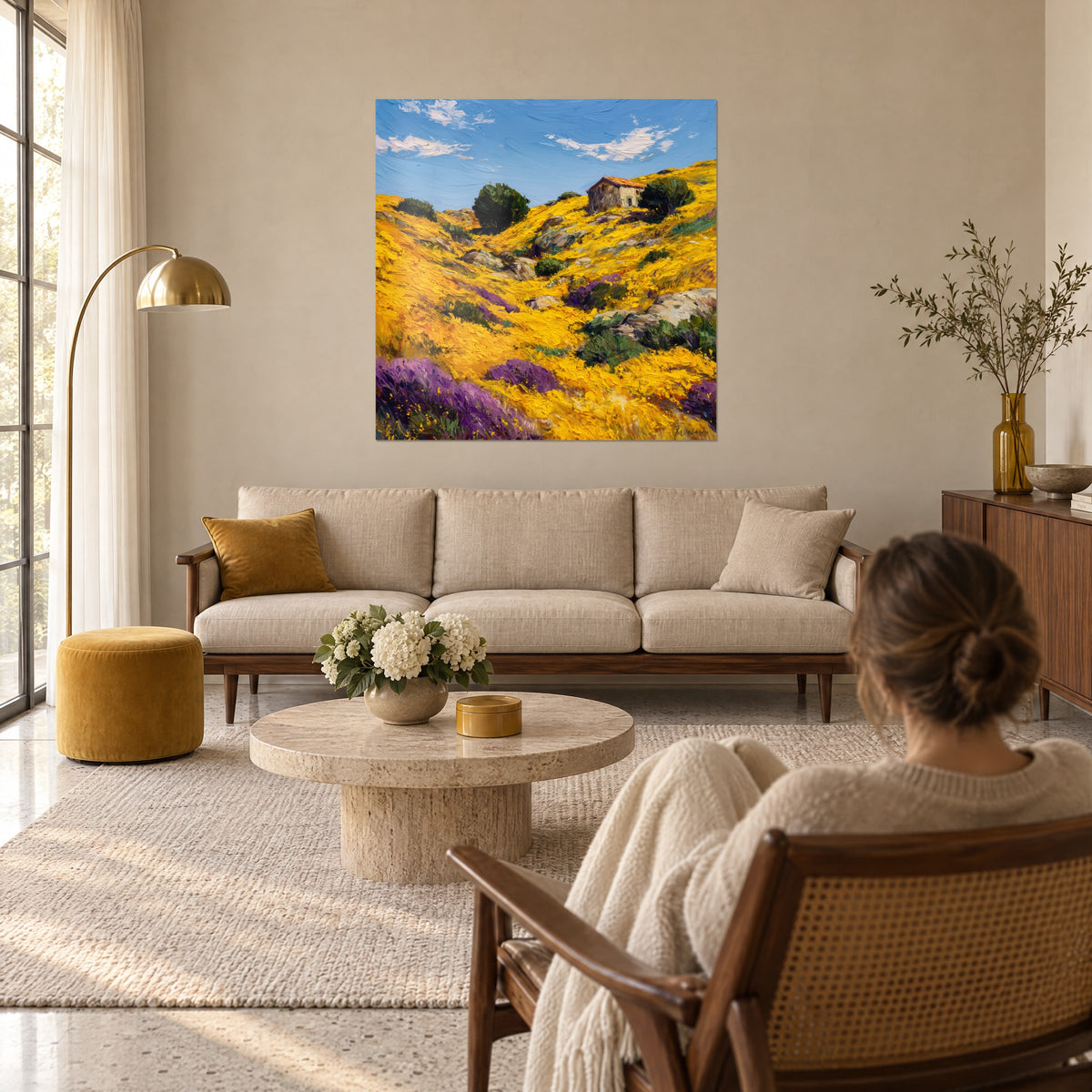 Gemälde Ginsterhügel in Goldgelb, Öl auf Leinwand, blauer Himmel, violette Büschel, Steinhütte, über einem Sofa in einem hellen Wohnzimmer