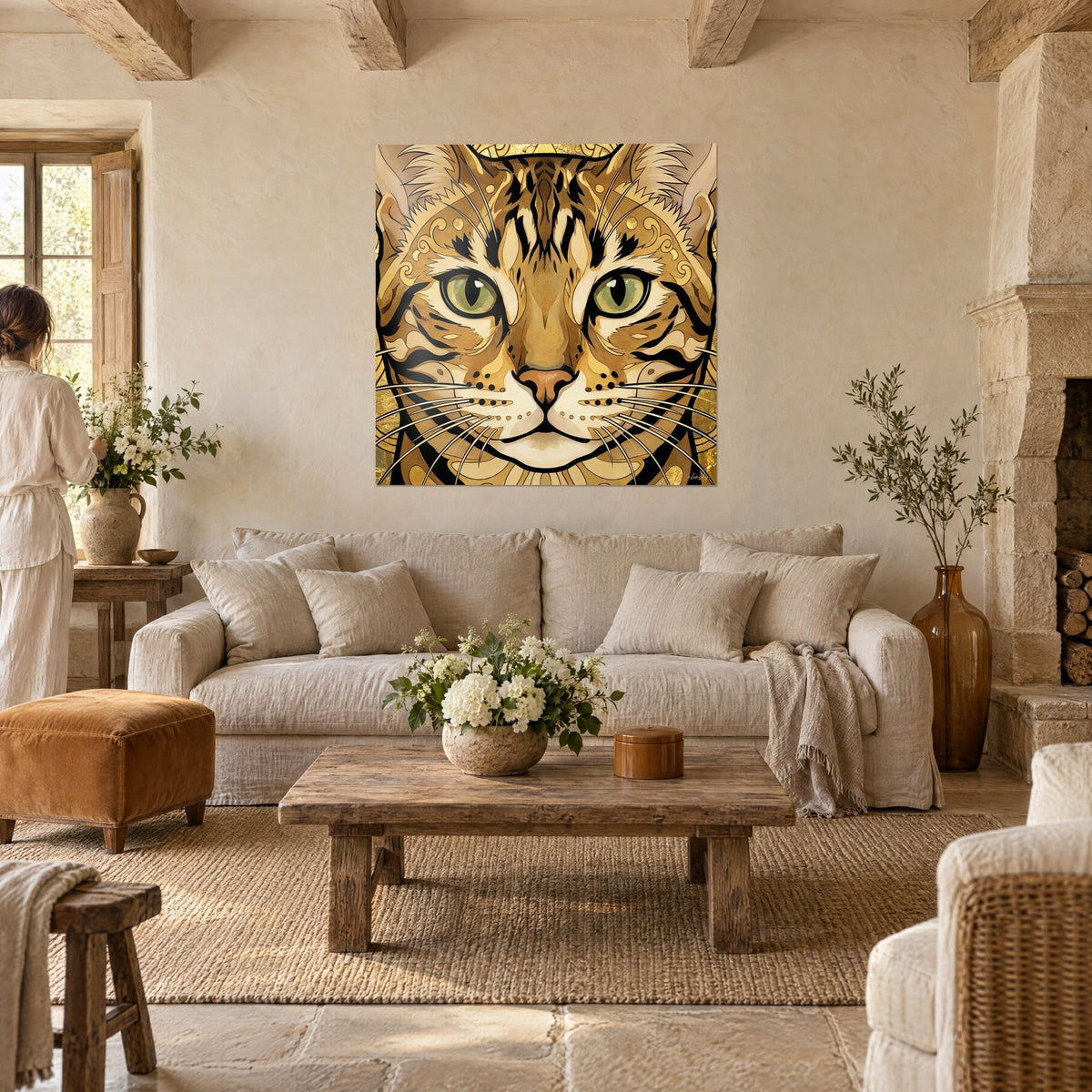 Quadro gatto Bengal dallo sguardo verde e motivi dorati, nero e ocra, appeso sopra un divano in un soggiorno luminoso