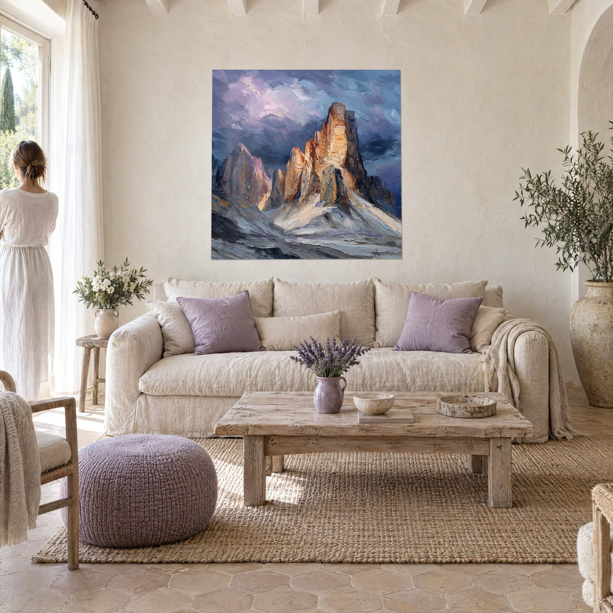 Πίνακας Tre Cime di Lavaredo με παχύ impasto, χρυσοωχρές κορυφές κάτω από μωβ ουρανό, πάνω από έναν καναπέ σε φωτεινό σαλόνι