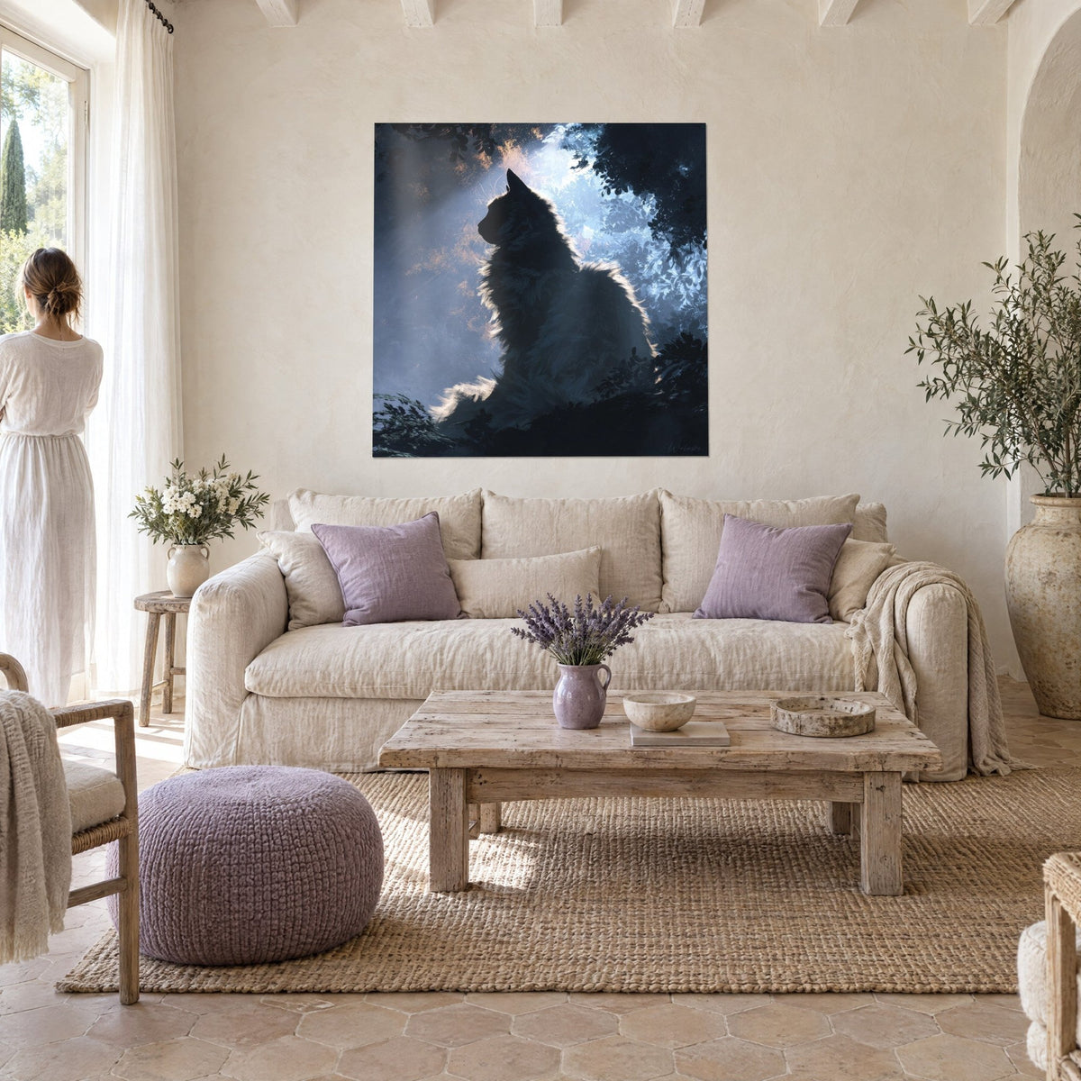 Tableau chat sibérien en contre-jour, pelage bleu nuit et liseré argenté, au-dessus d'un canapé dans un salon lumineux