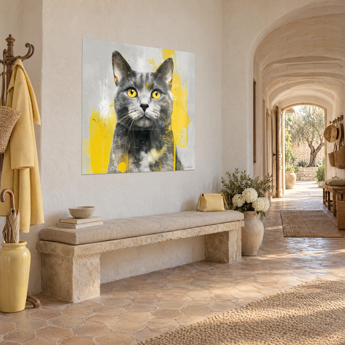 Quadro Ritratto felino grigio perla, iride dorata e tocchi di giallo limone, in un corridoio a volta del mas provenzale