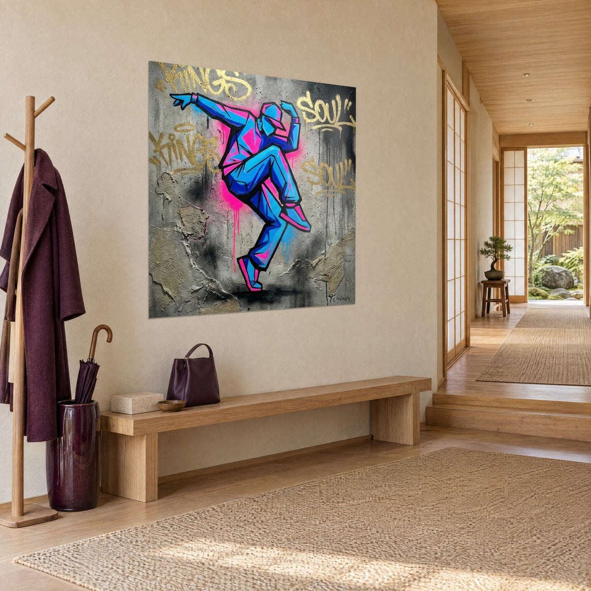 Gemälde geometrischer Breakdancer in Cyanblau und Magenta, graue abblätternde Wände, dreiviertel Ansicht in einem Japandi-Flur