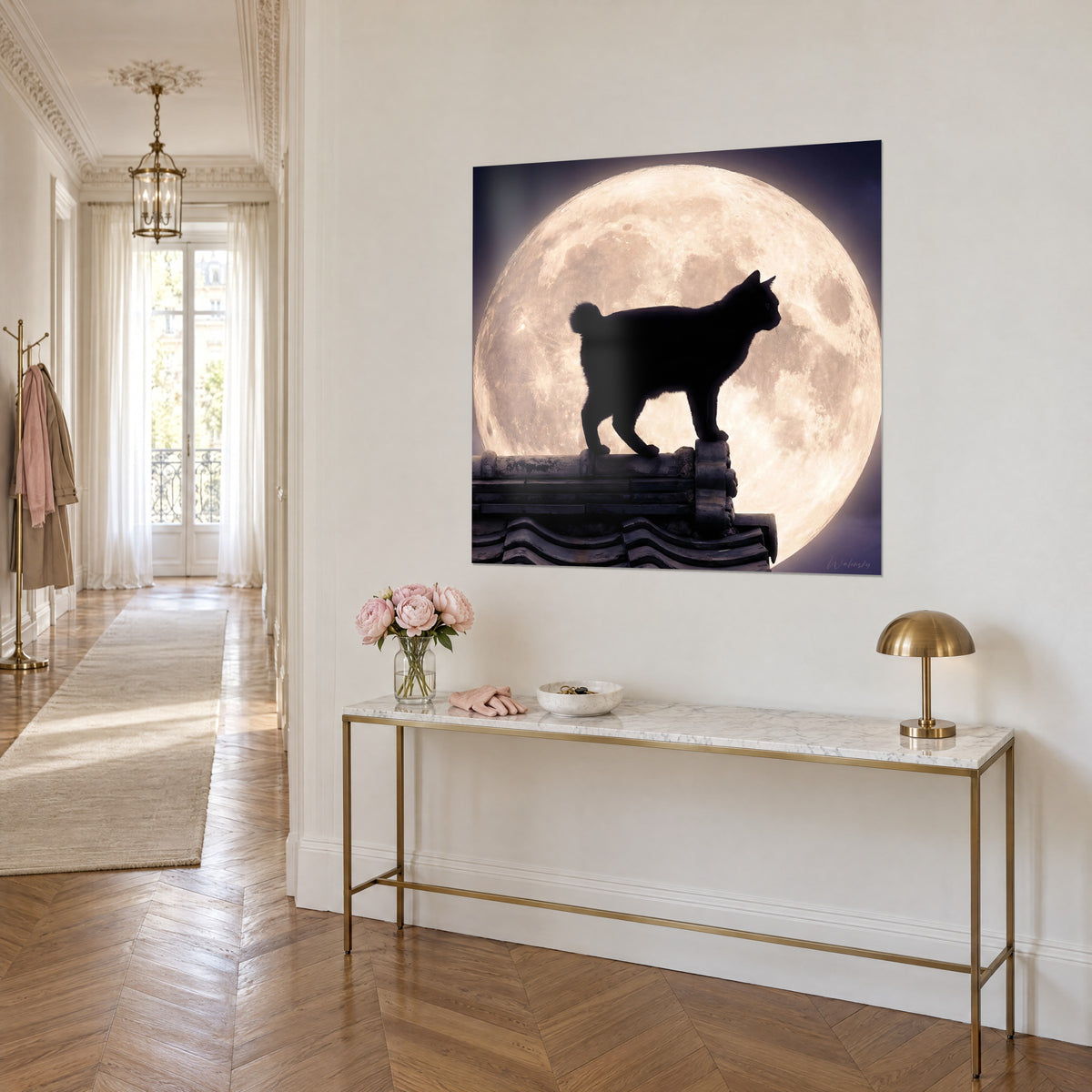 Πίνακας Japanese Bobtail με ουρά τύπου πομπόν πάνω σε γκρι κεραμιδένια κορφή, κρεμ φεγγάρι και ινδιγκό ουρανός, τρίτα στο προφίλ