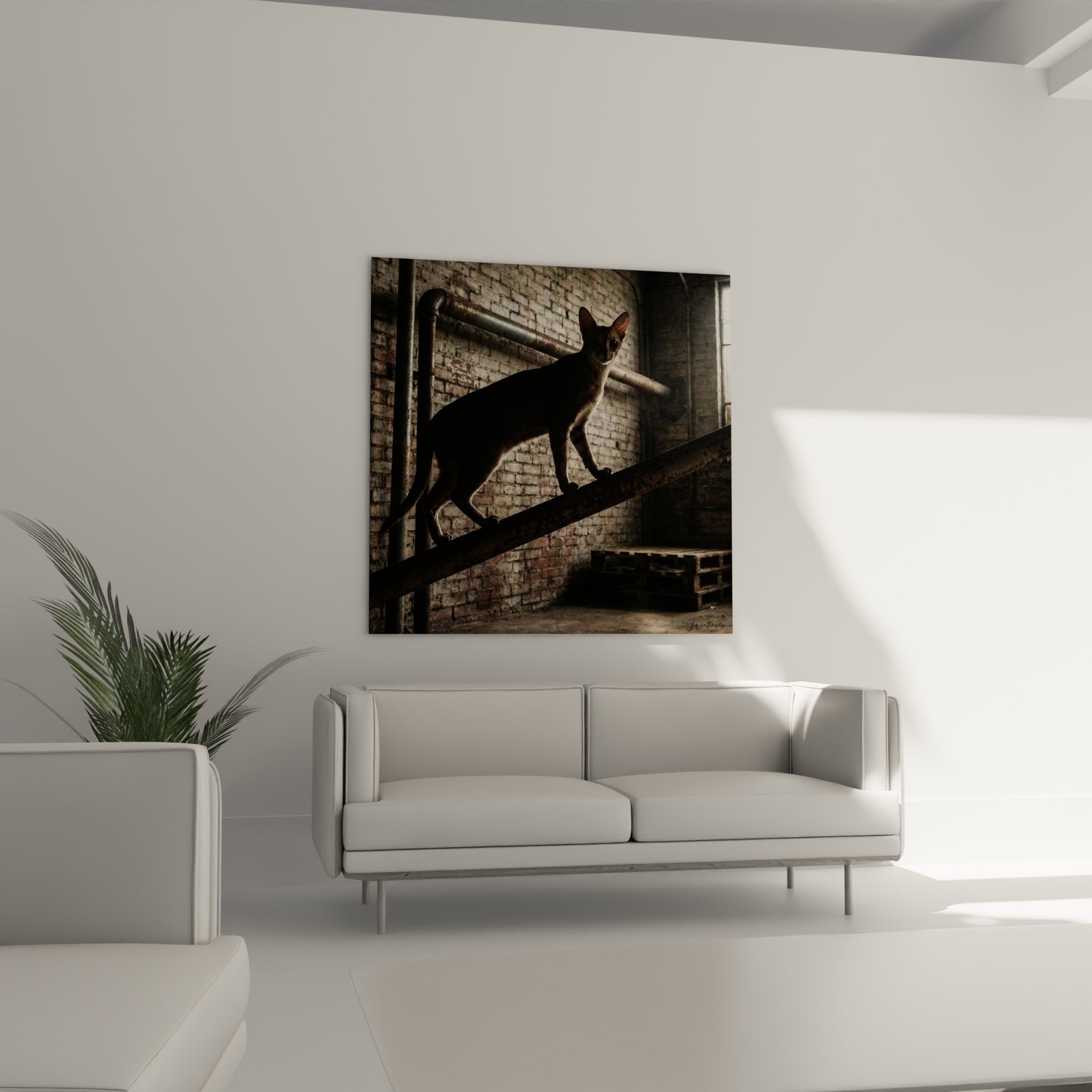 Detail du tableau montrant les traits fins et le regard perçant du chat Chausie sur l'escalier metal