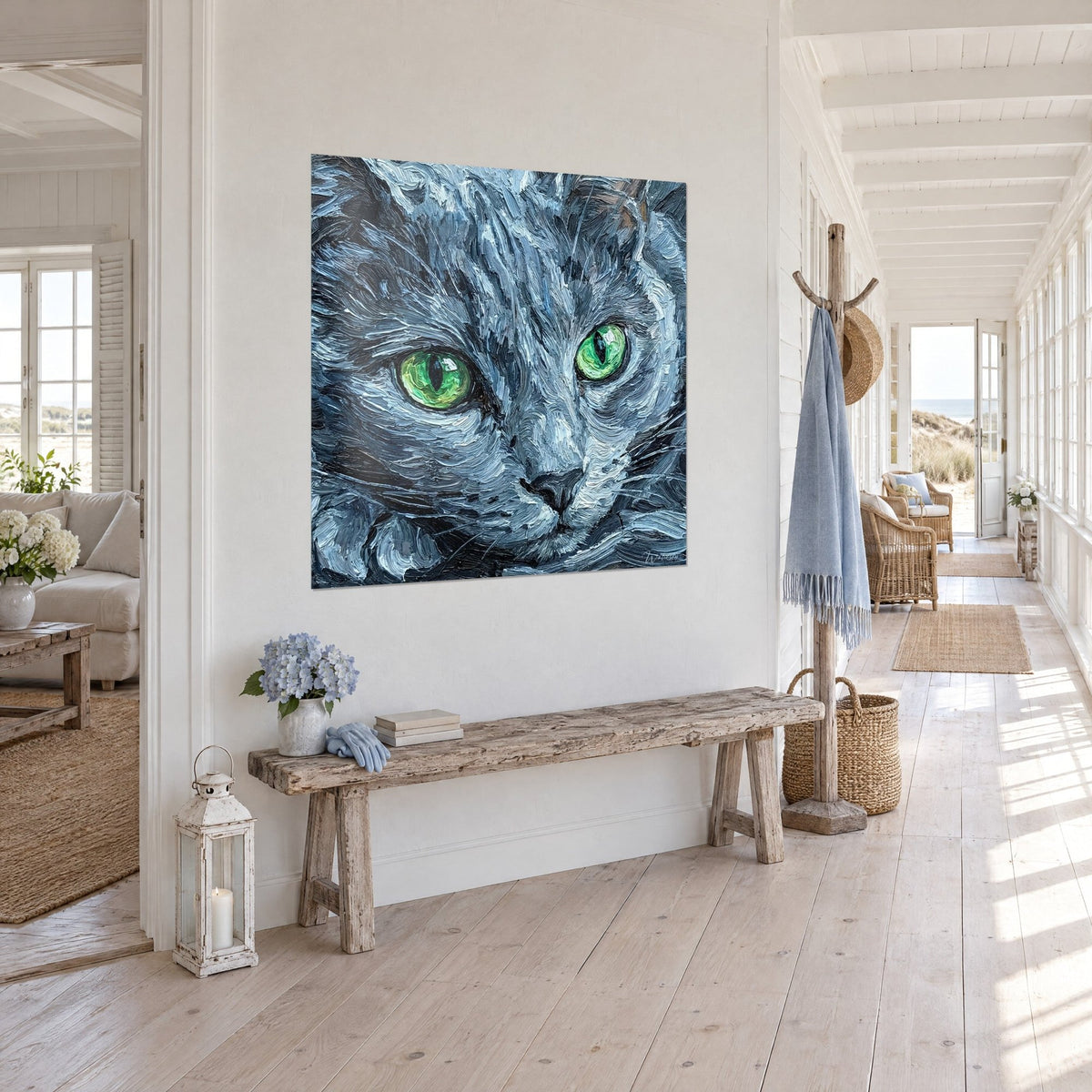 Quadro ritratto felino in pennellate spesse blu acciaio e bianco, sguardo smeraldo, vista di tre quarti in un corridoio sulla spiaggia