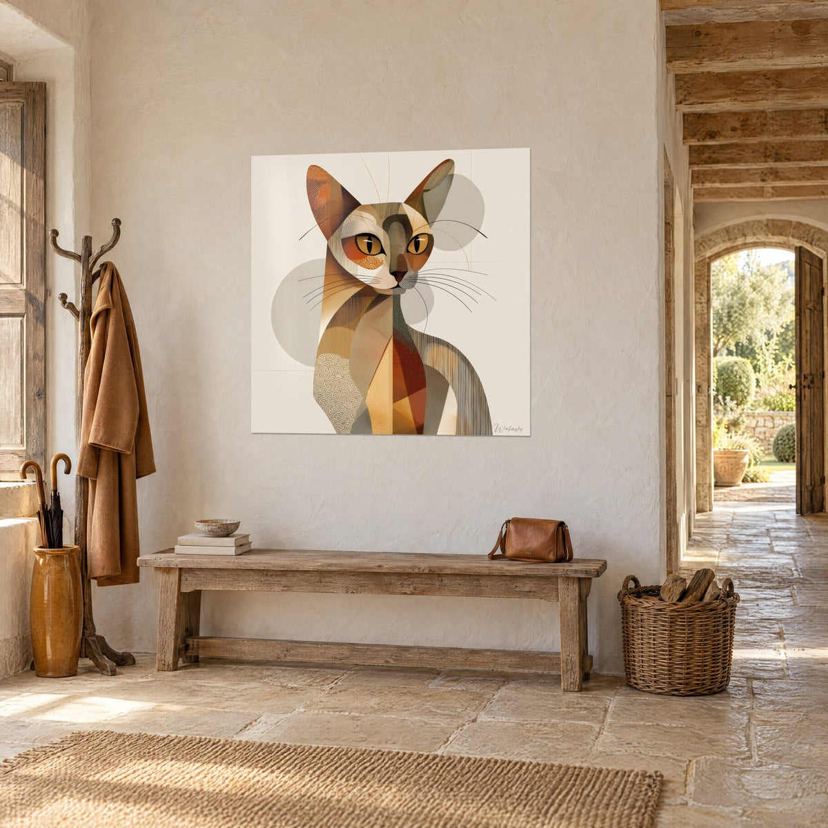 Schilderij gestileerde kat in vlakken van gebrand oranje en beige, grote zwarte snorharen, op een stenen muur naast een boog
